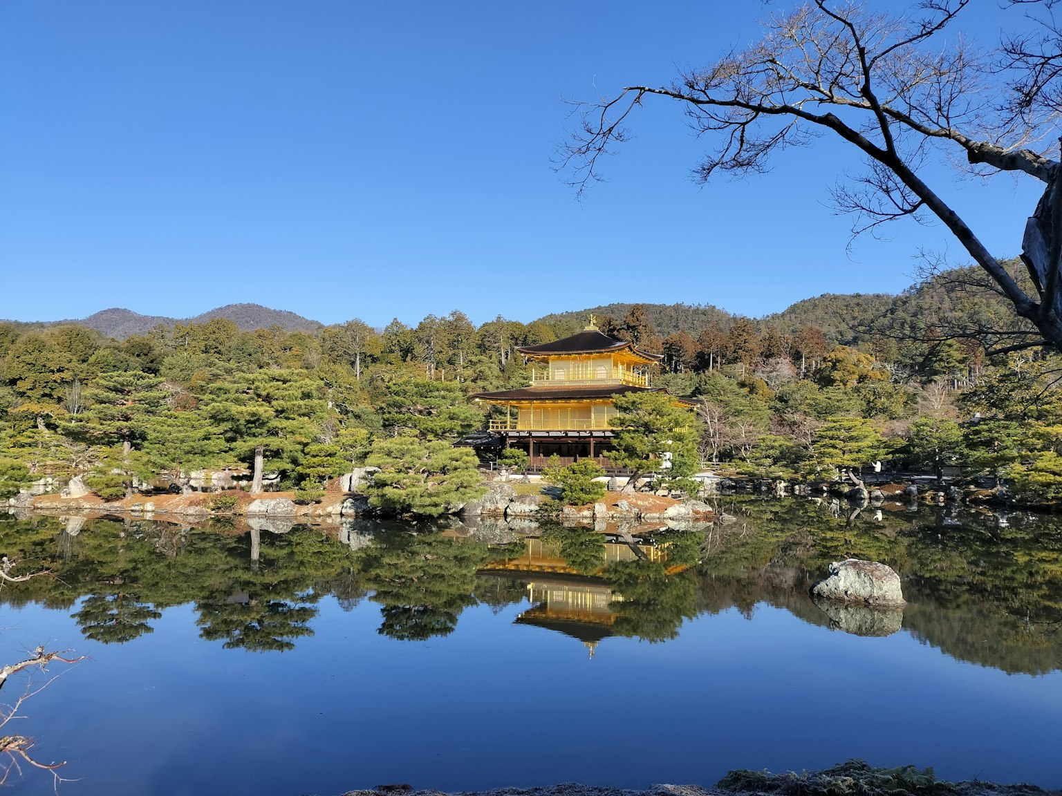 Vista bellissima del Kinkaku-ji con riflesso sereno nello stagno