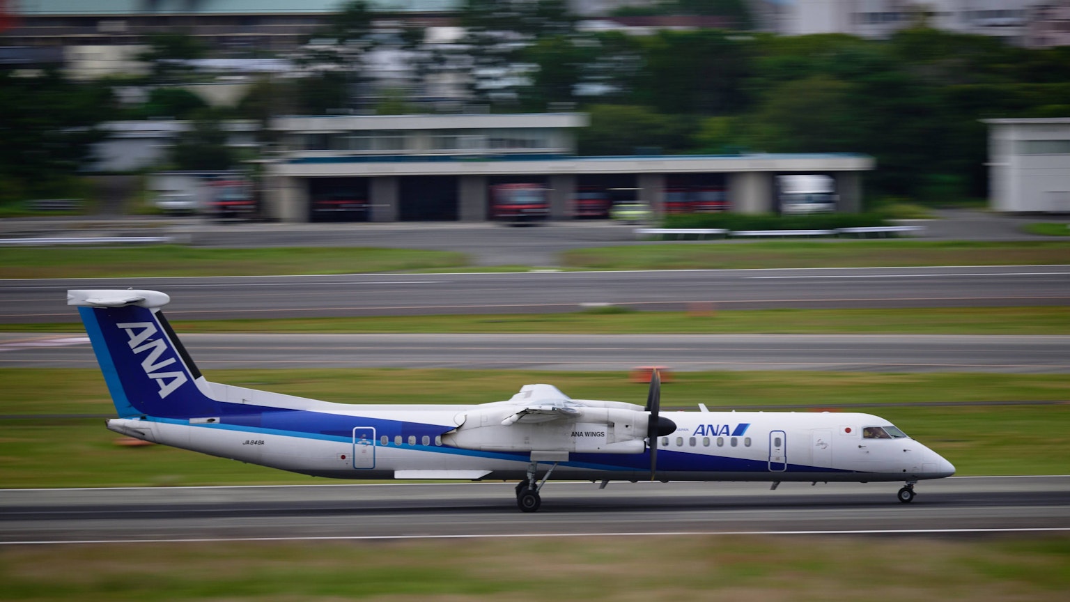 Pesawat propeller ANA yang sedang berjalan di landasan