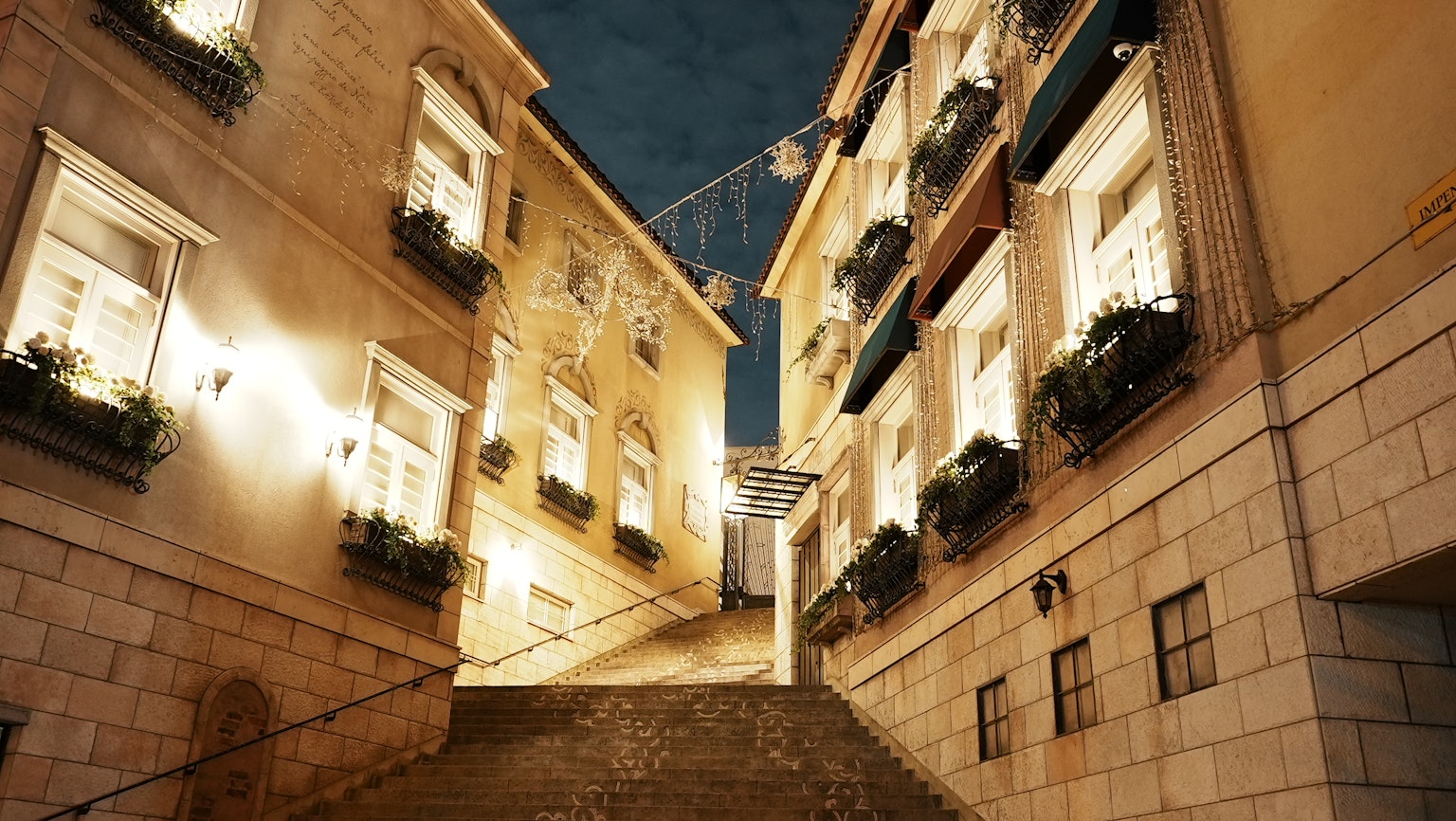 夜晚狹窄街道上的照明建築景觀