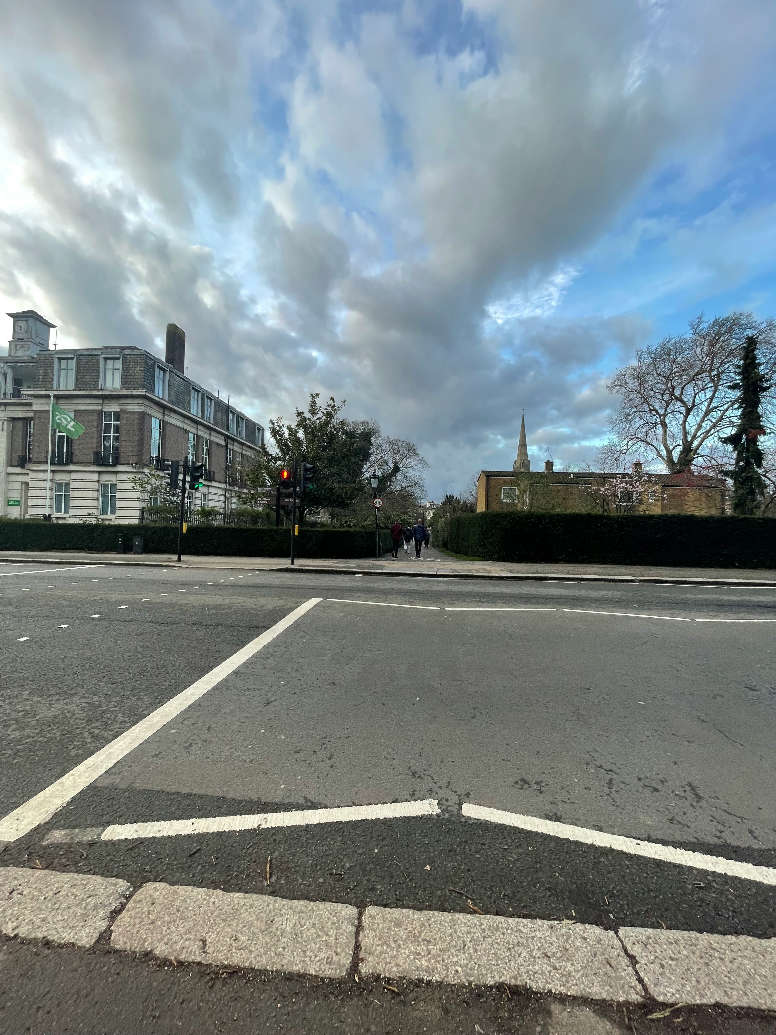 ロンドンの石造りの建物と横断歩道のある街並み