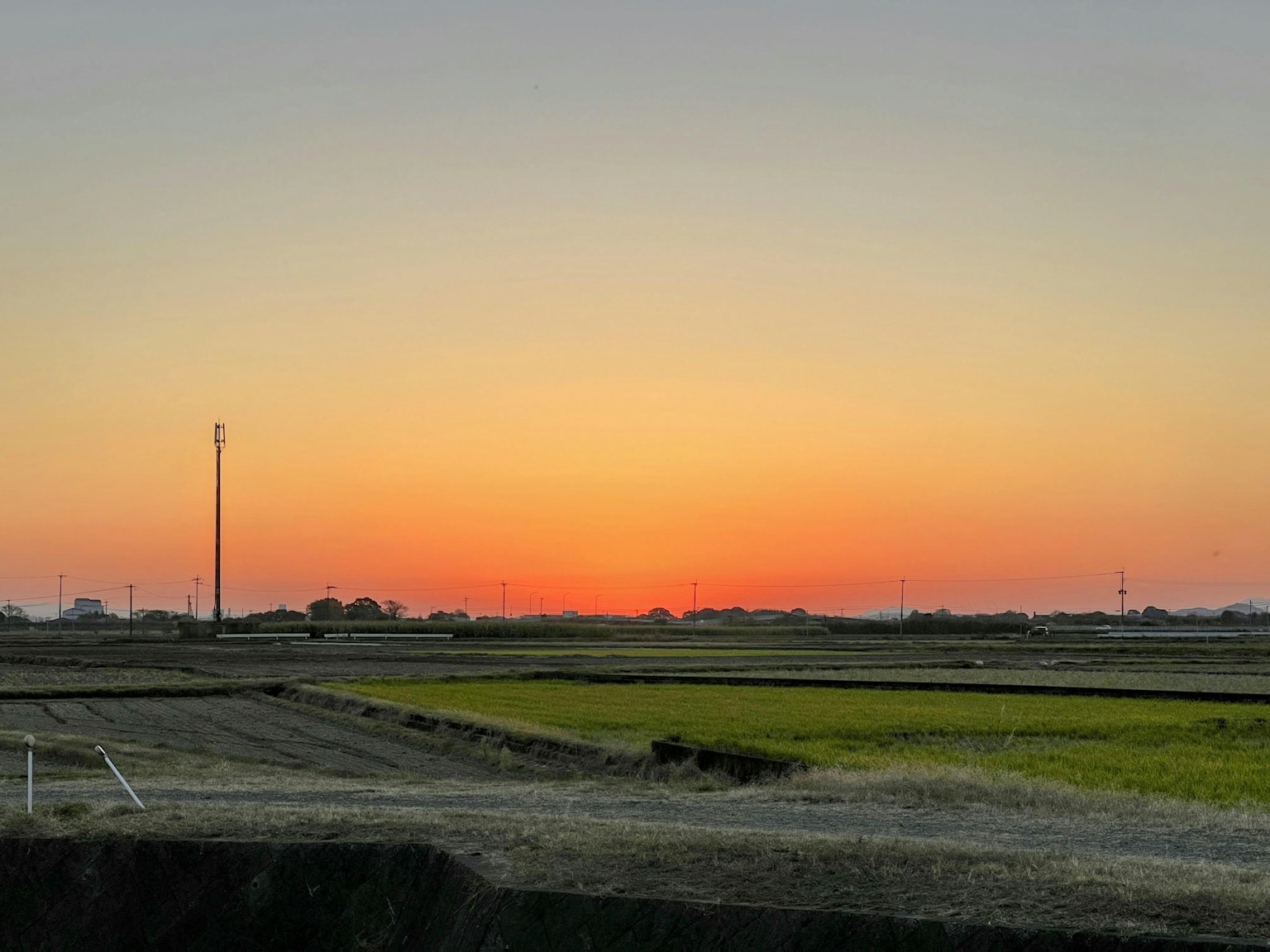 Hermoso paisaje campestre al atardecer