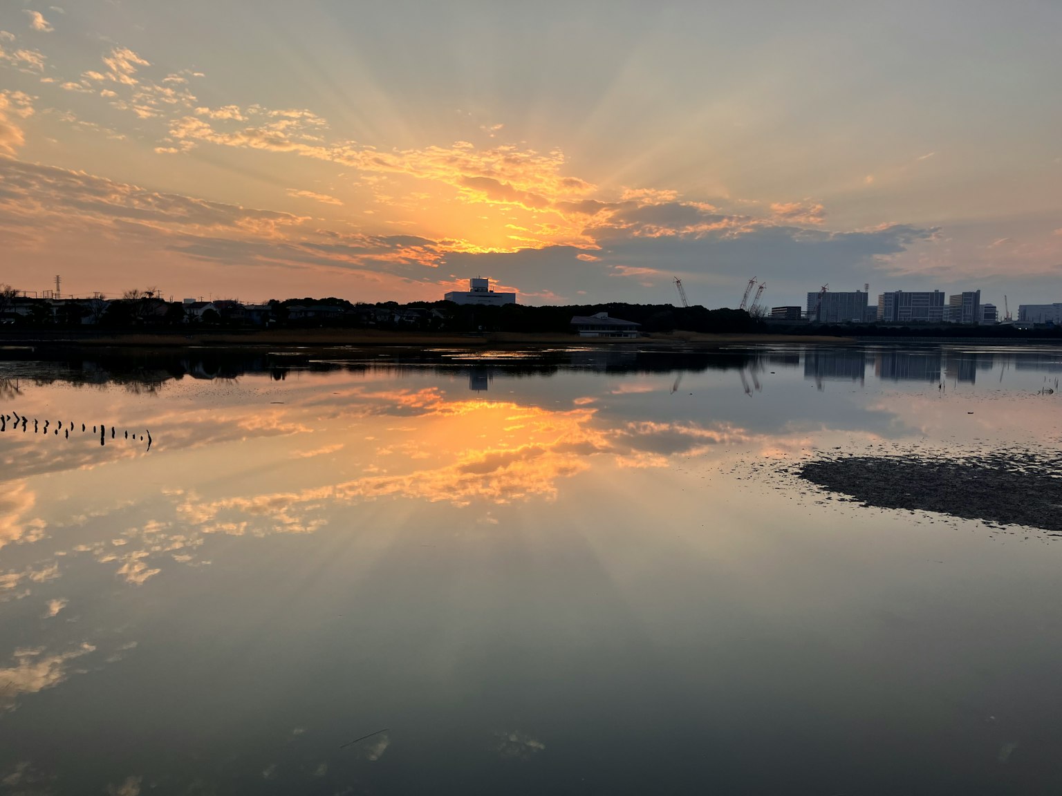 水面上反射的美麗日落景觀