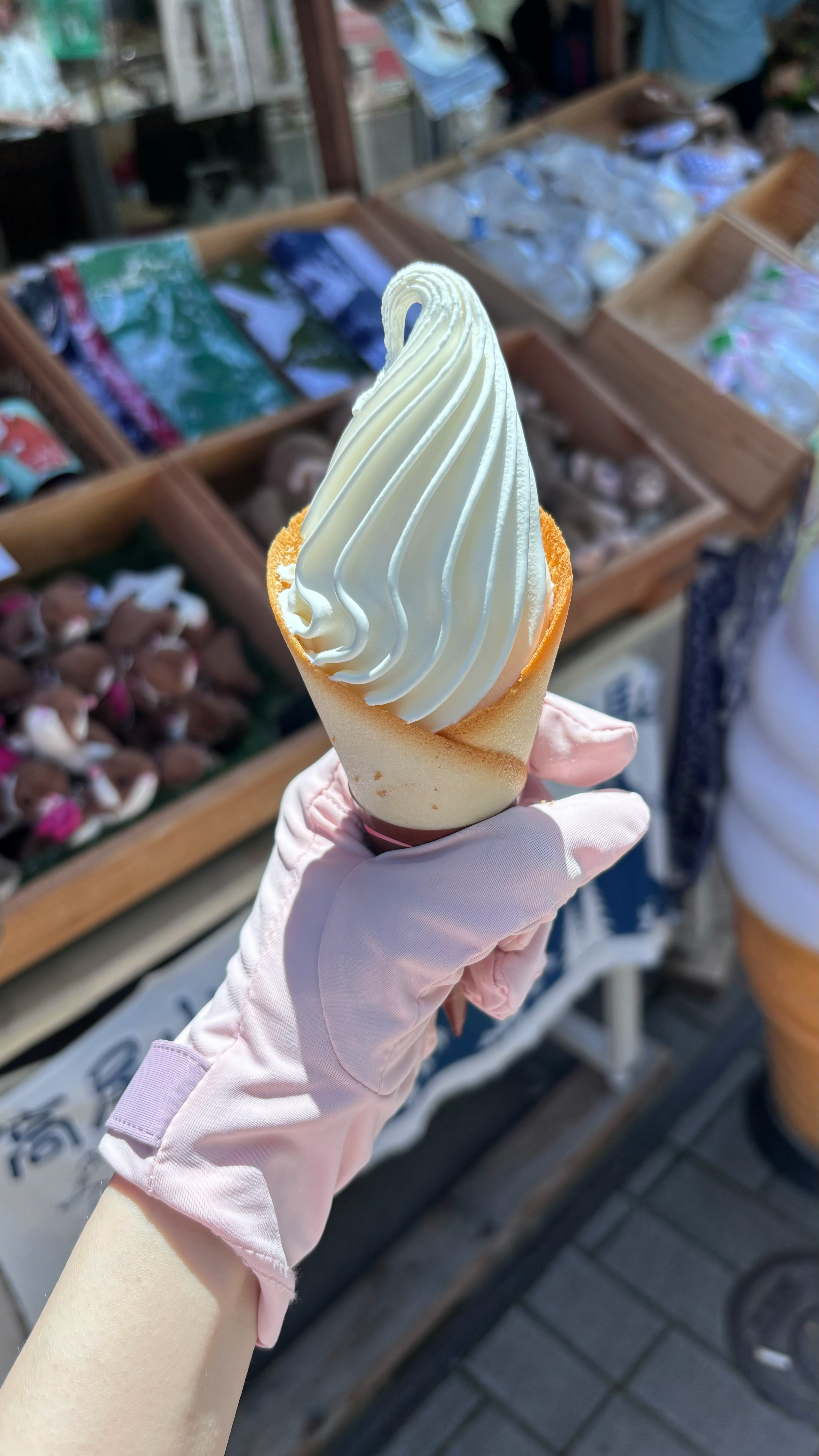 街头摊位上的软冰淇淋甜筒