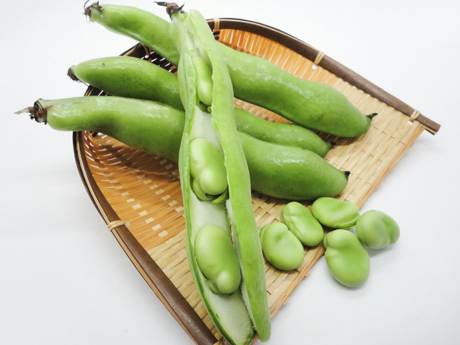 綠色蠶豆擺放在竹製托盤上