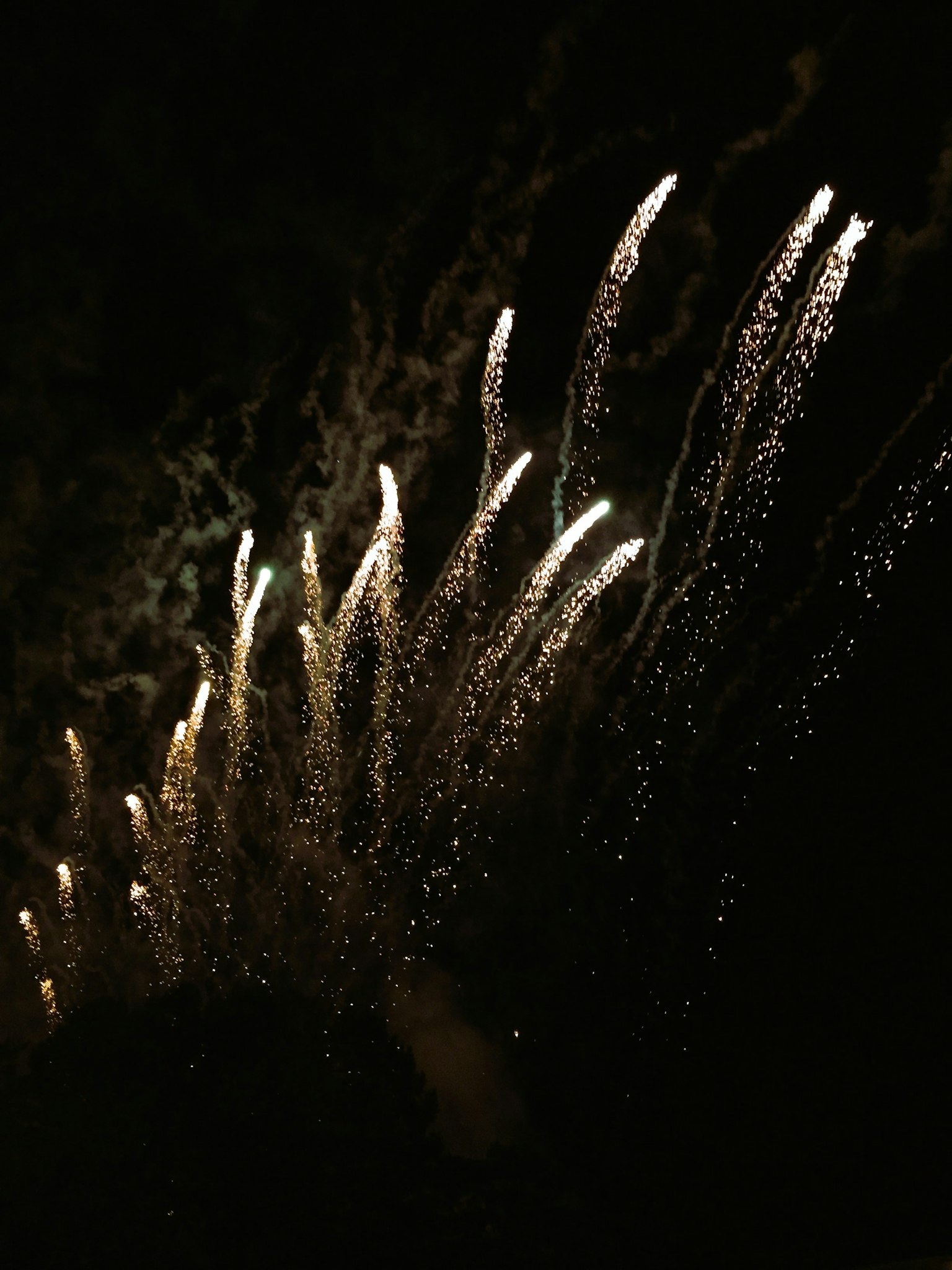 Garis kembang api berkilau di langit malam