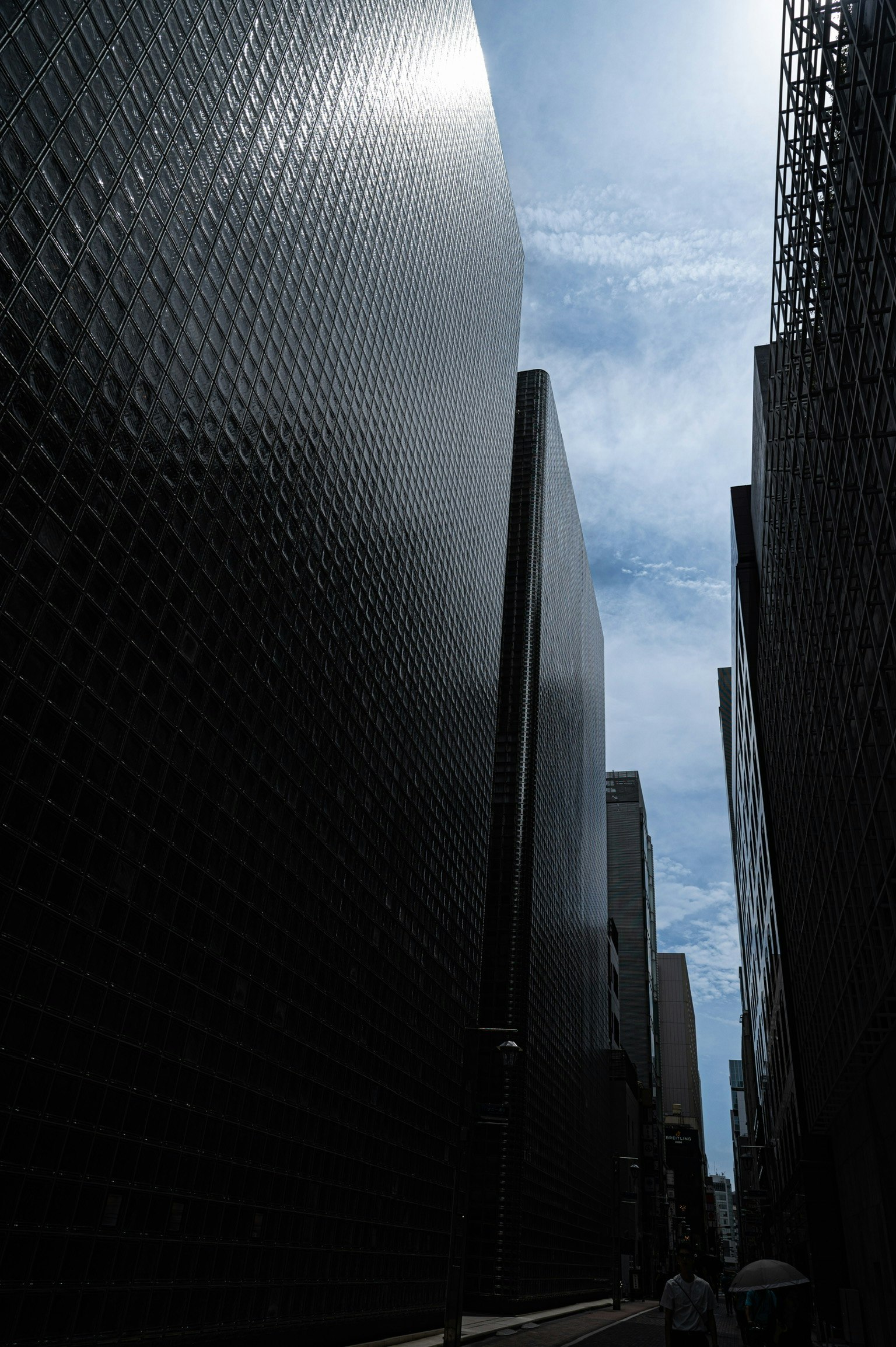 高樓之間的藍天和雲朵的景象