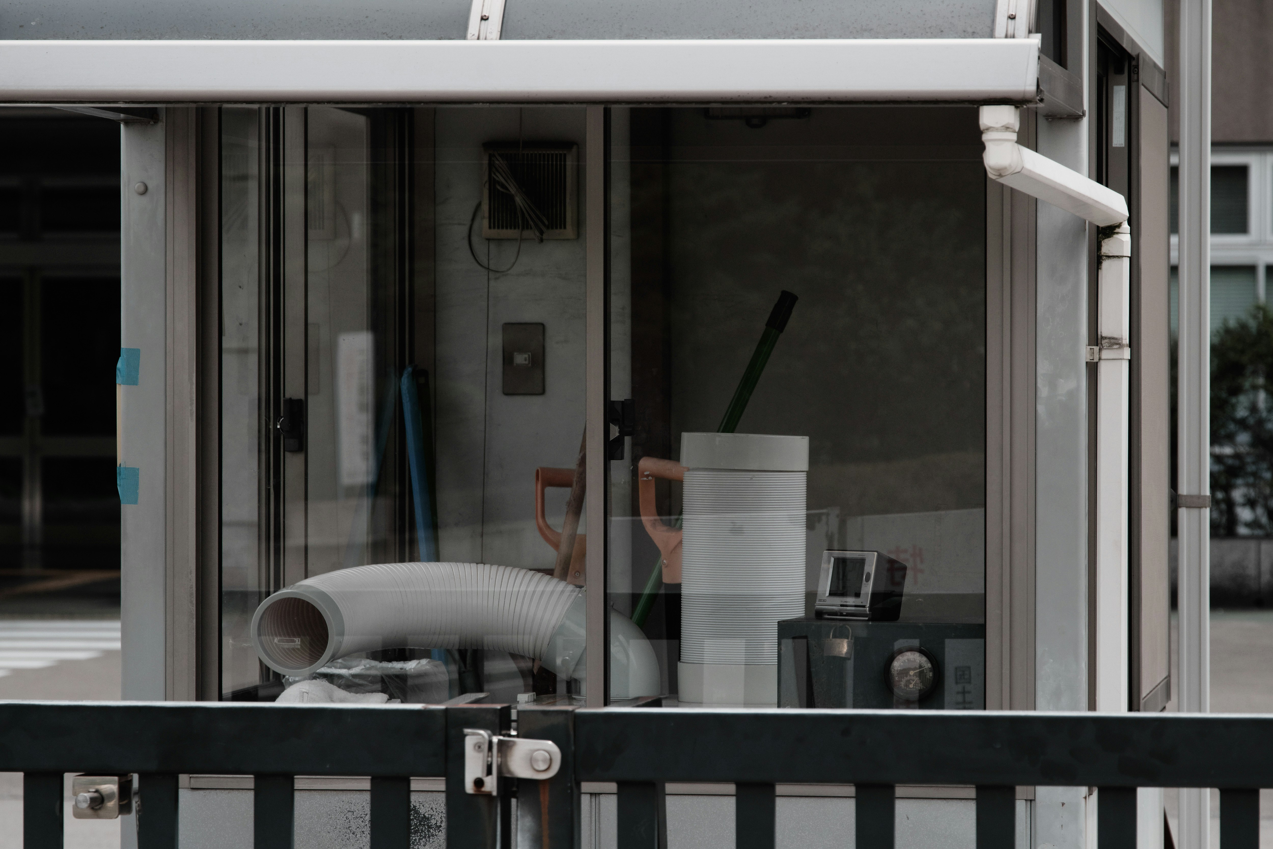 forniture in una postazione di smistamento all’ingresso del ministero delle Finanze