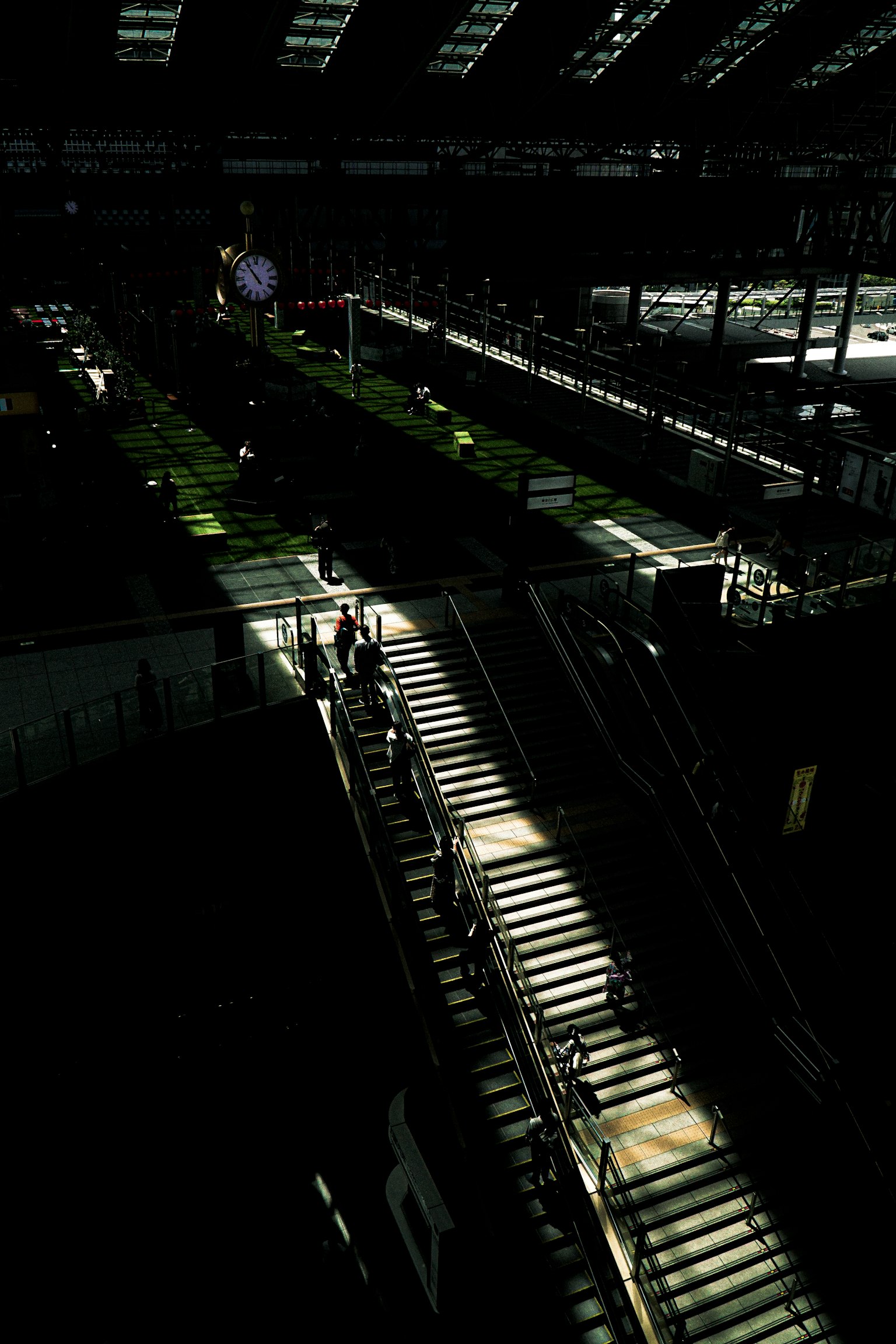 Contraste des escaliers et des ombres dans un espace sombre