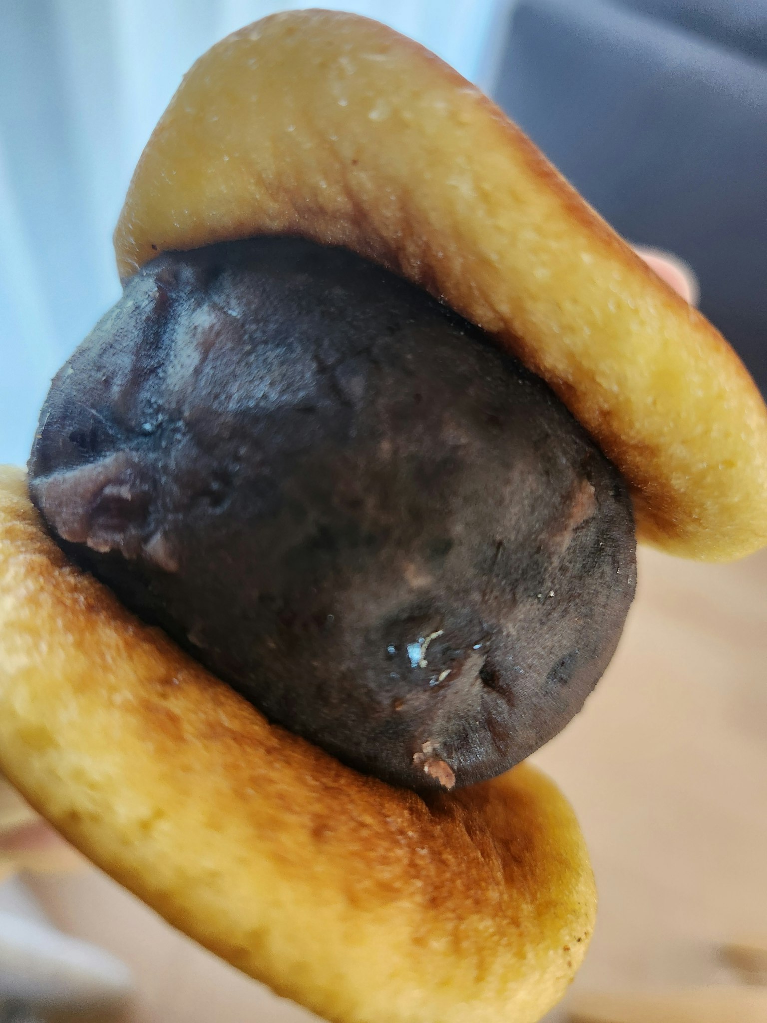 Image d'un fruit noir entre deux pâtisseries