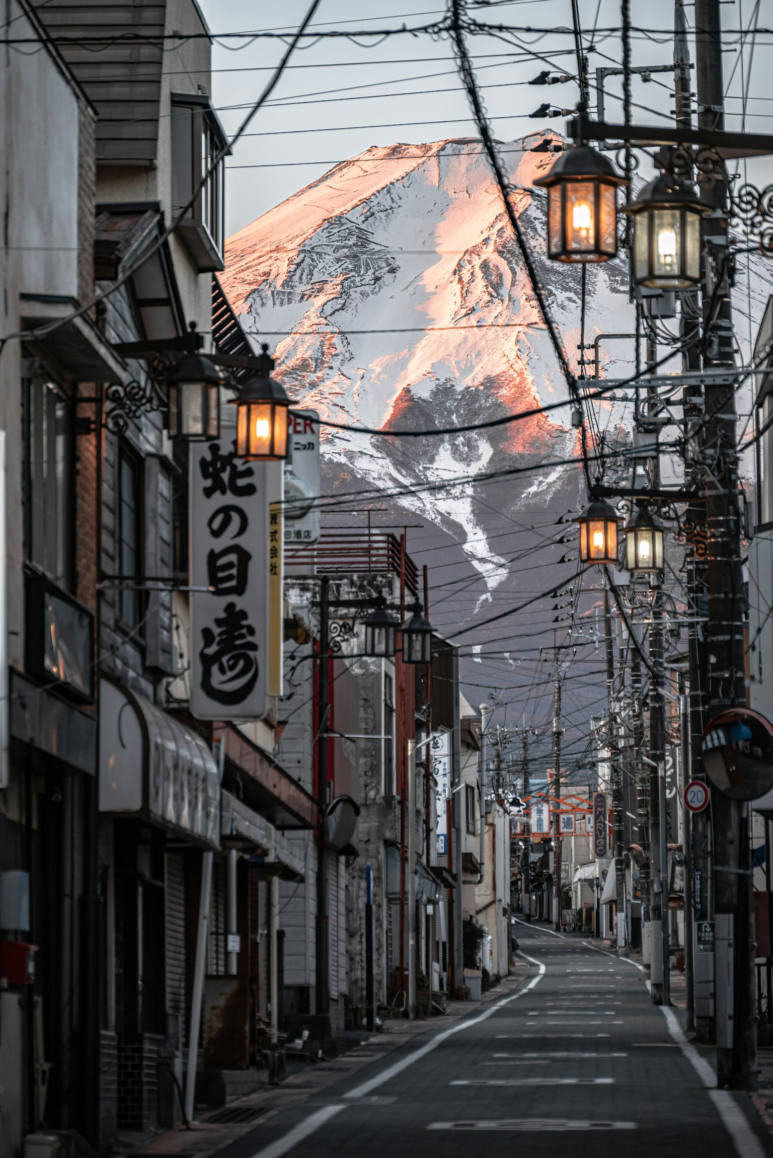 Escena de calle tranquila con montaña nevada al fondo