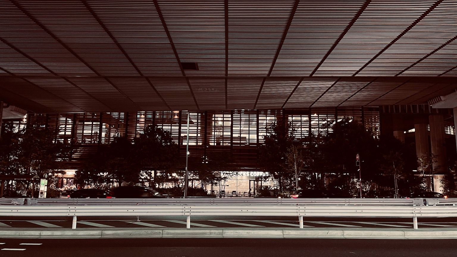 Innenraum eines modernen Flughafen-Terminals mit Glasfassade und Pflanzen
