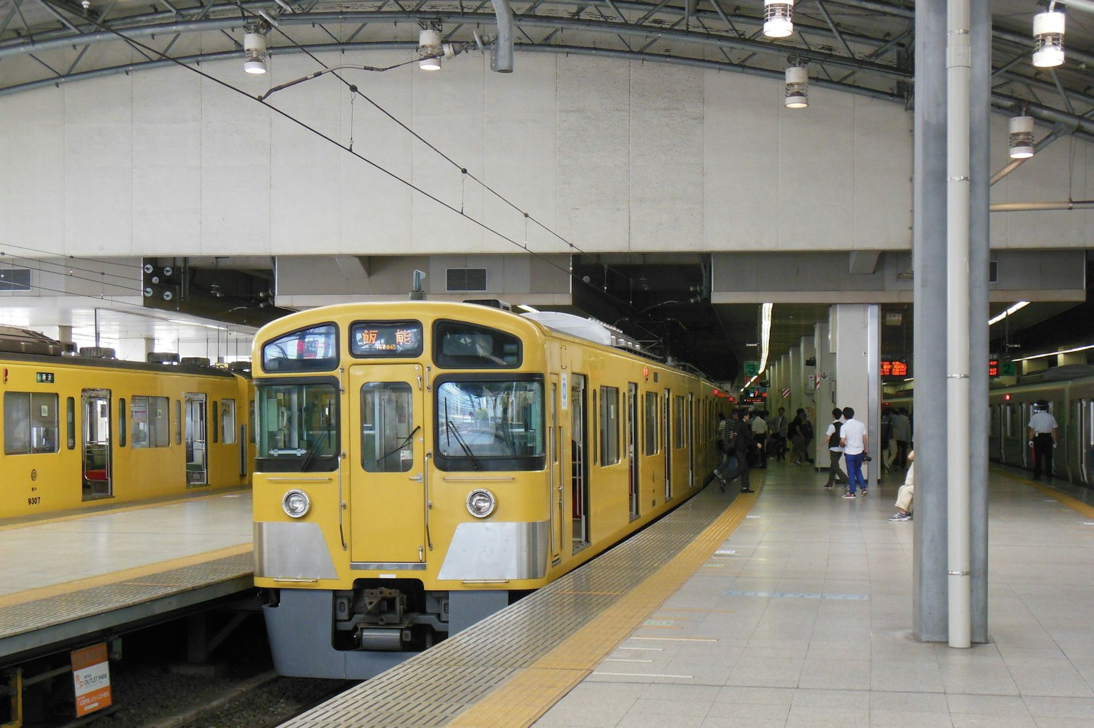 Un treno giallo fermo in una stazione moderna