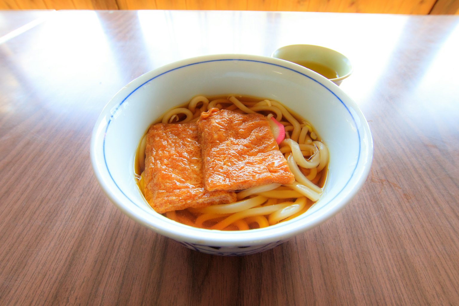 Ciotola di noodles udon con salmone in brodo