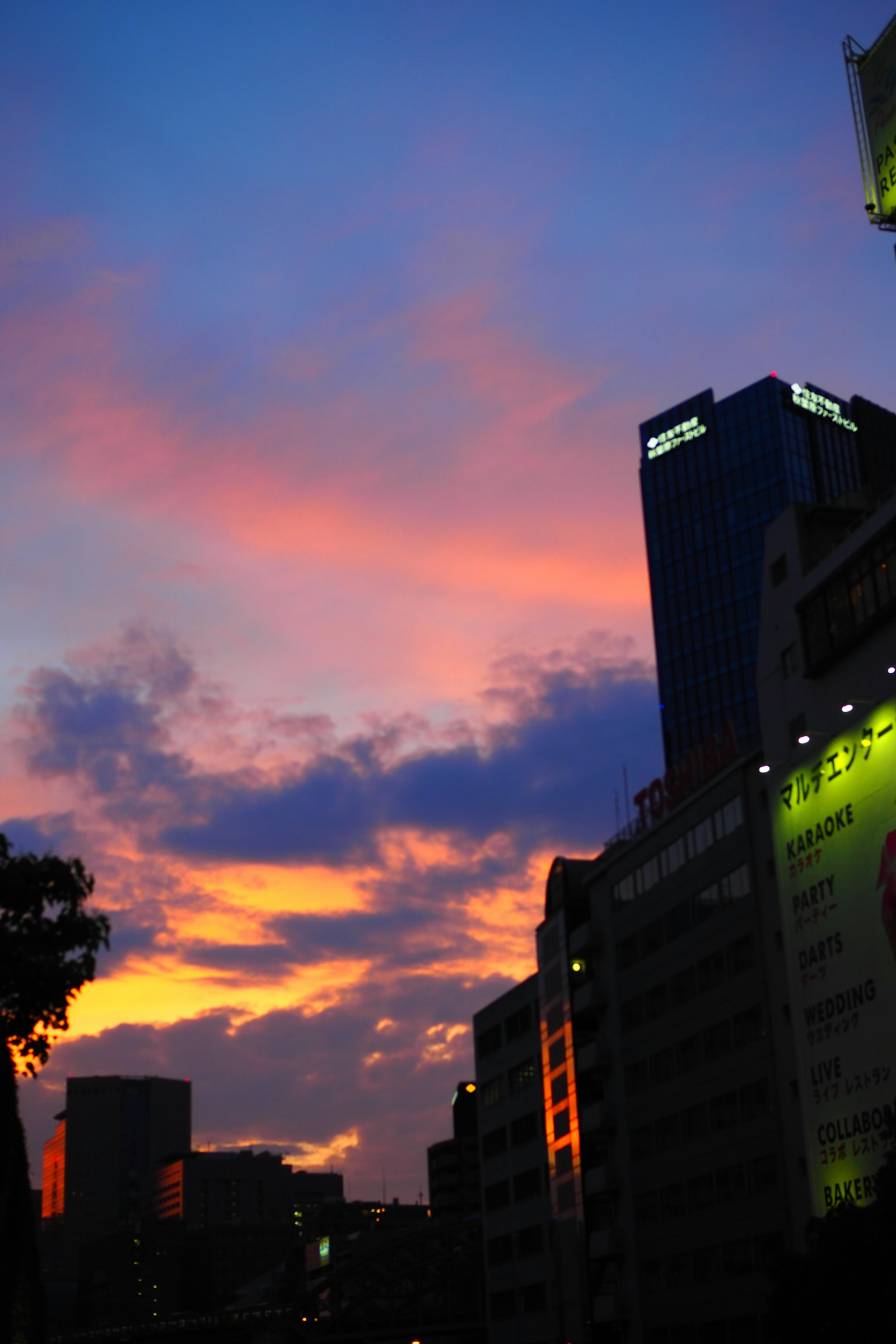 Silhouette kota melawan langit senja yang cerah