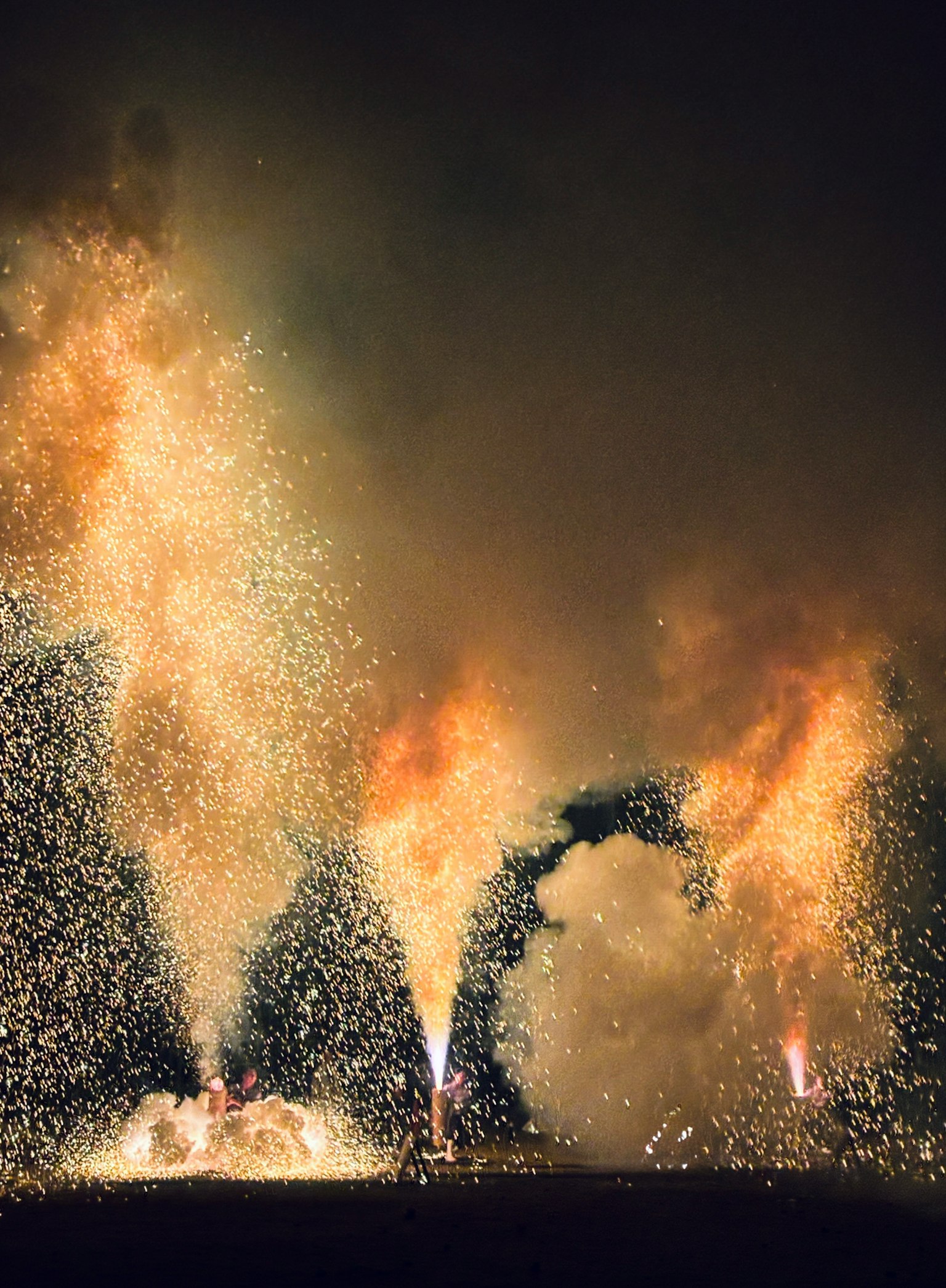 Spectacle de feux d'artifice avec des étincelles et des flammes brillantes la nuit