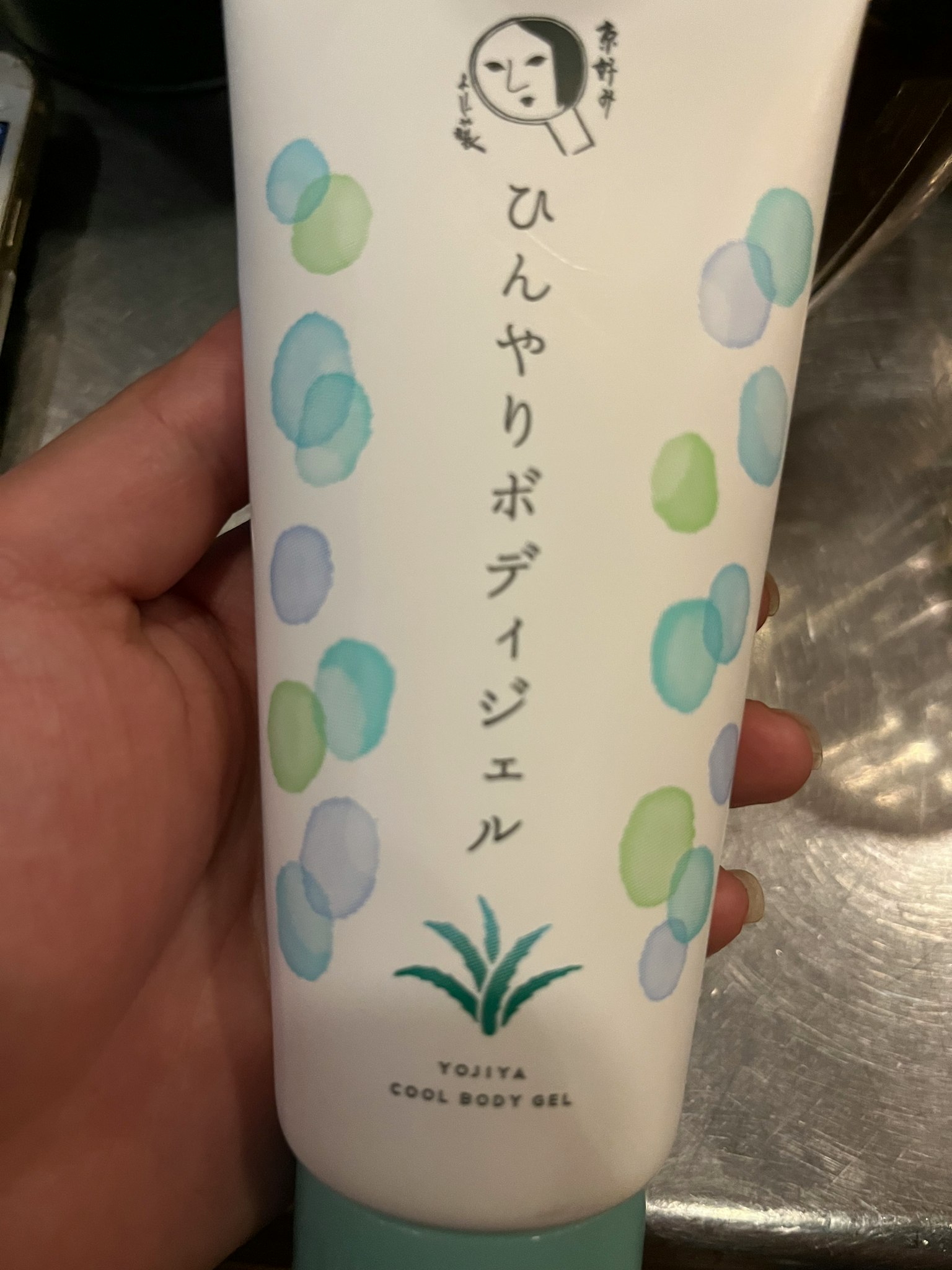 清涼身體凝膠包裝，特色藍色和綠色點