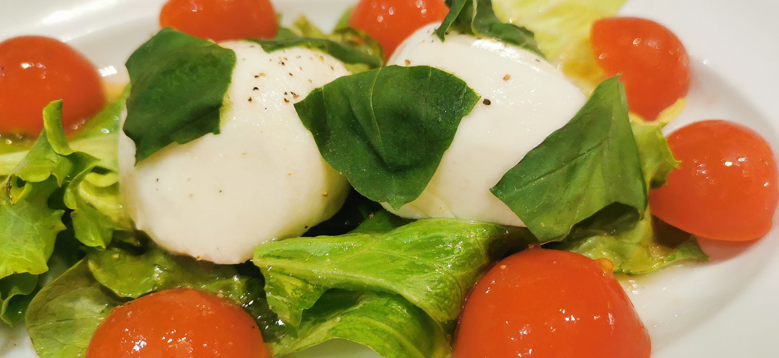 Salad mozzarella tươi với húng quế và cà chua bi