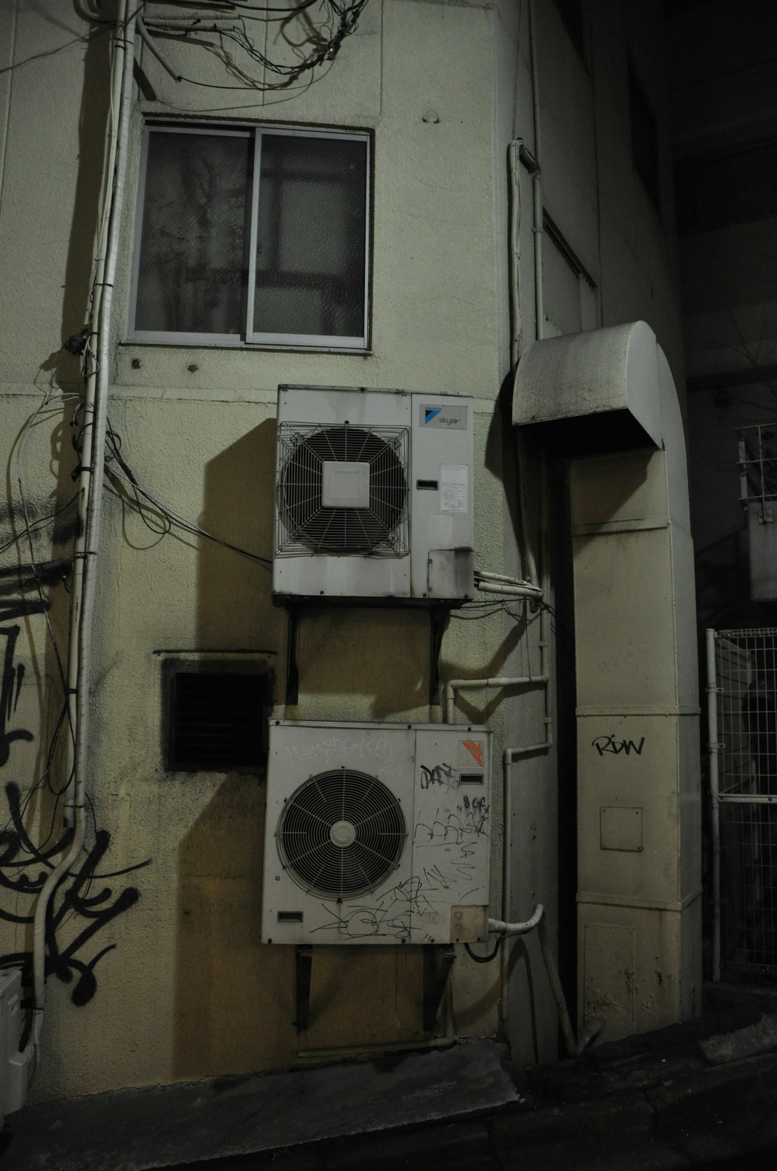 Due unità di climatizzazione installate su un muro di notte