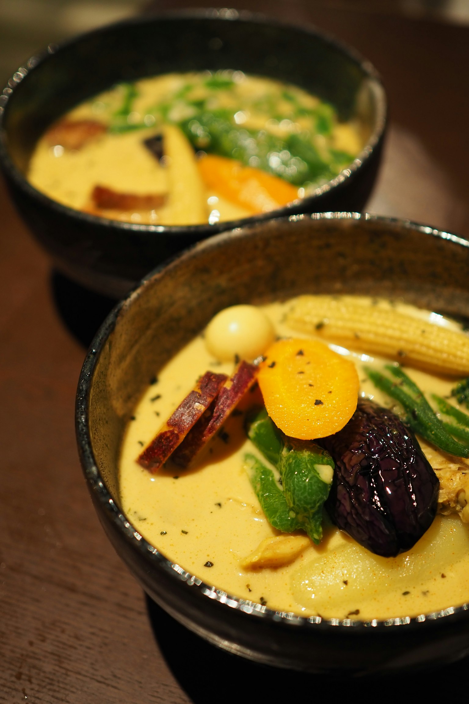 Due ciotole di curry vegetale delizioso con verdure colorate