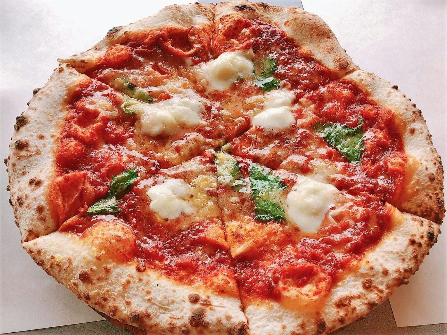 Pizza con salsa di pomodoro mozzarella e basilico fresco