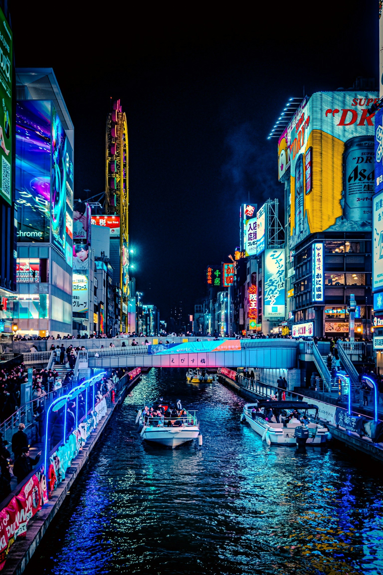 大阪难波夜景，霓虹映照的运河街景
