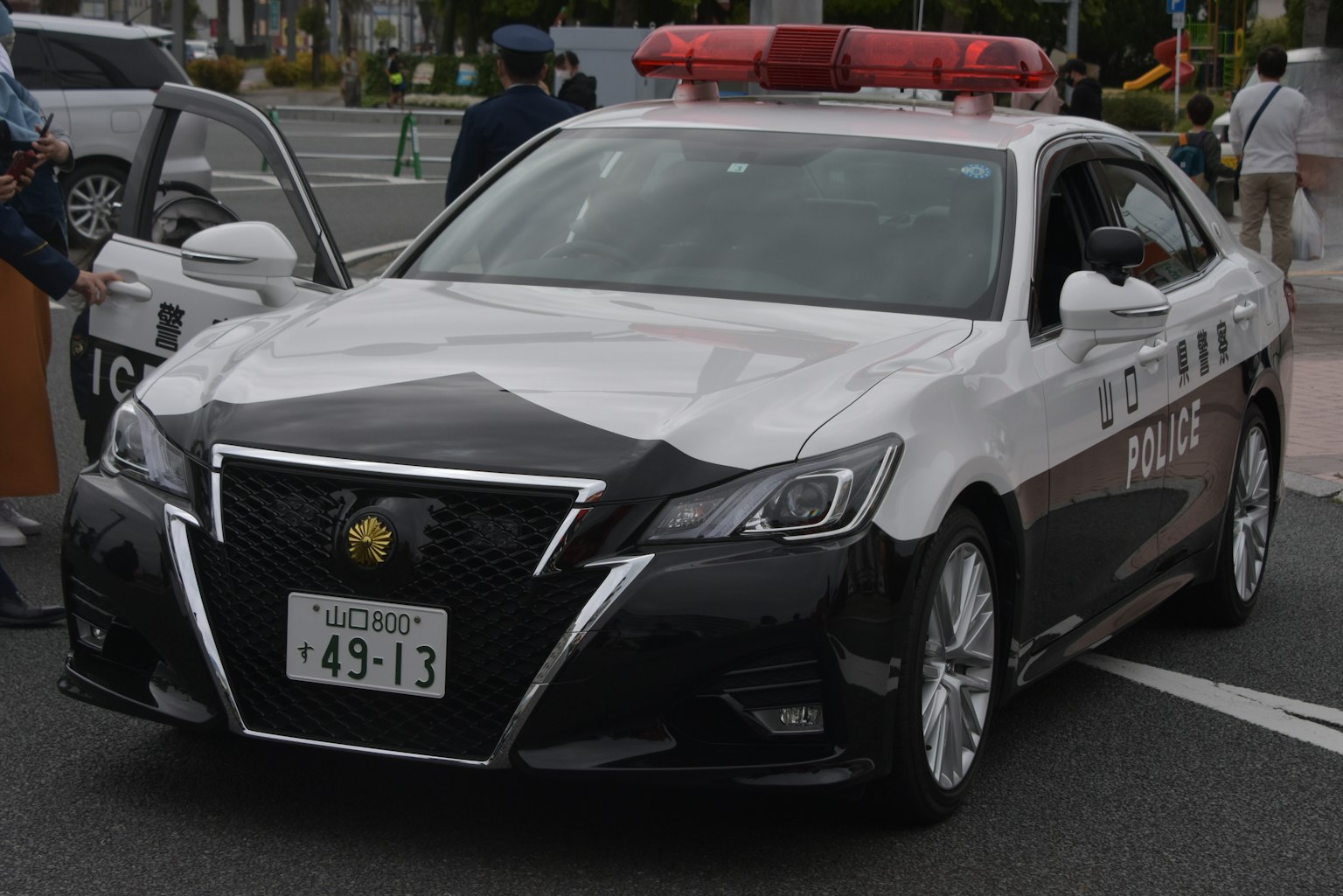 停在街道上的警察巡逻车，开启紧急灯