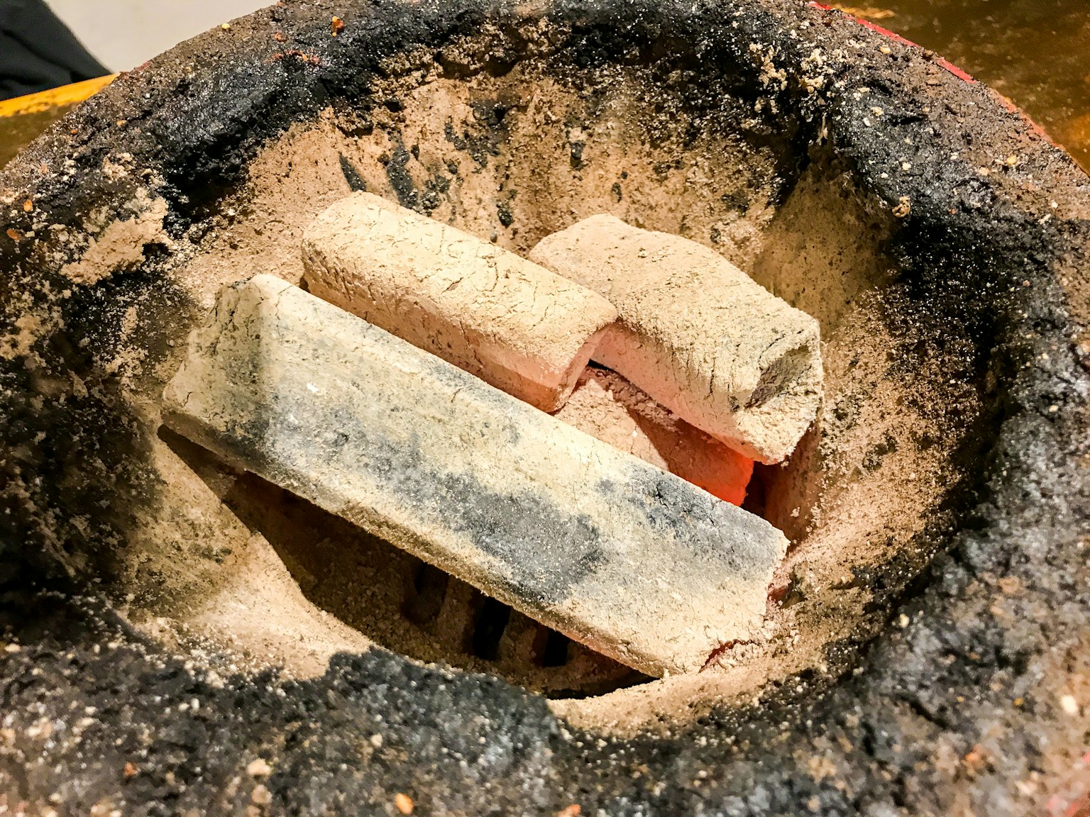 Carbone grigio e sabbia all'interno di un forno in argilla