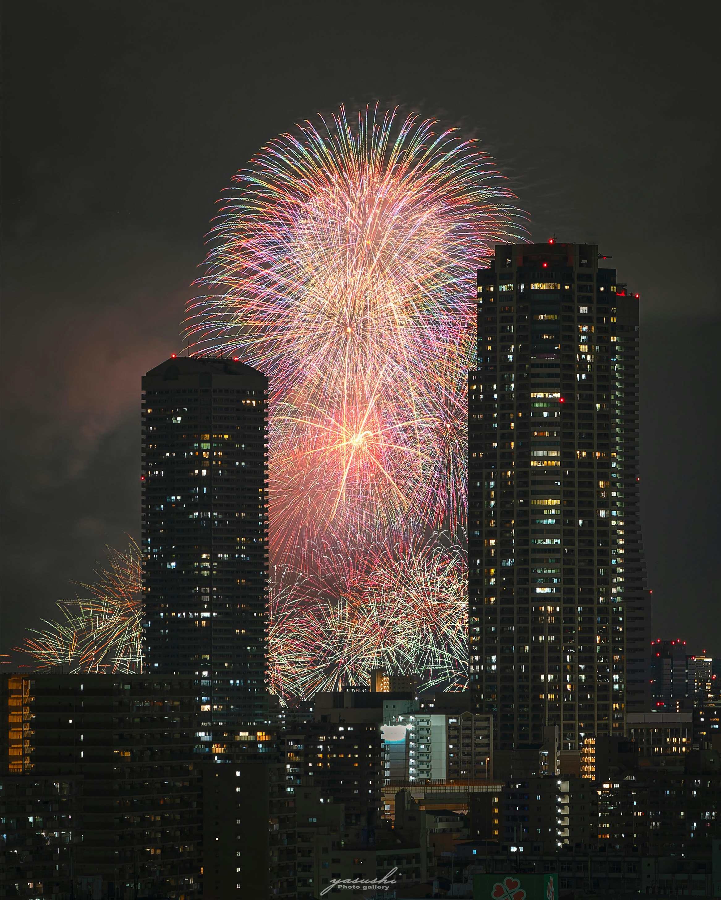 大阪の高層マンション群と淀川花火大会の大輪の花火画像