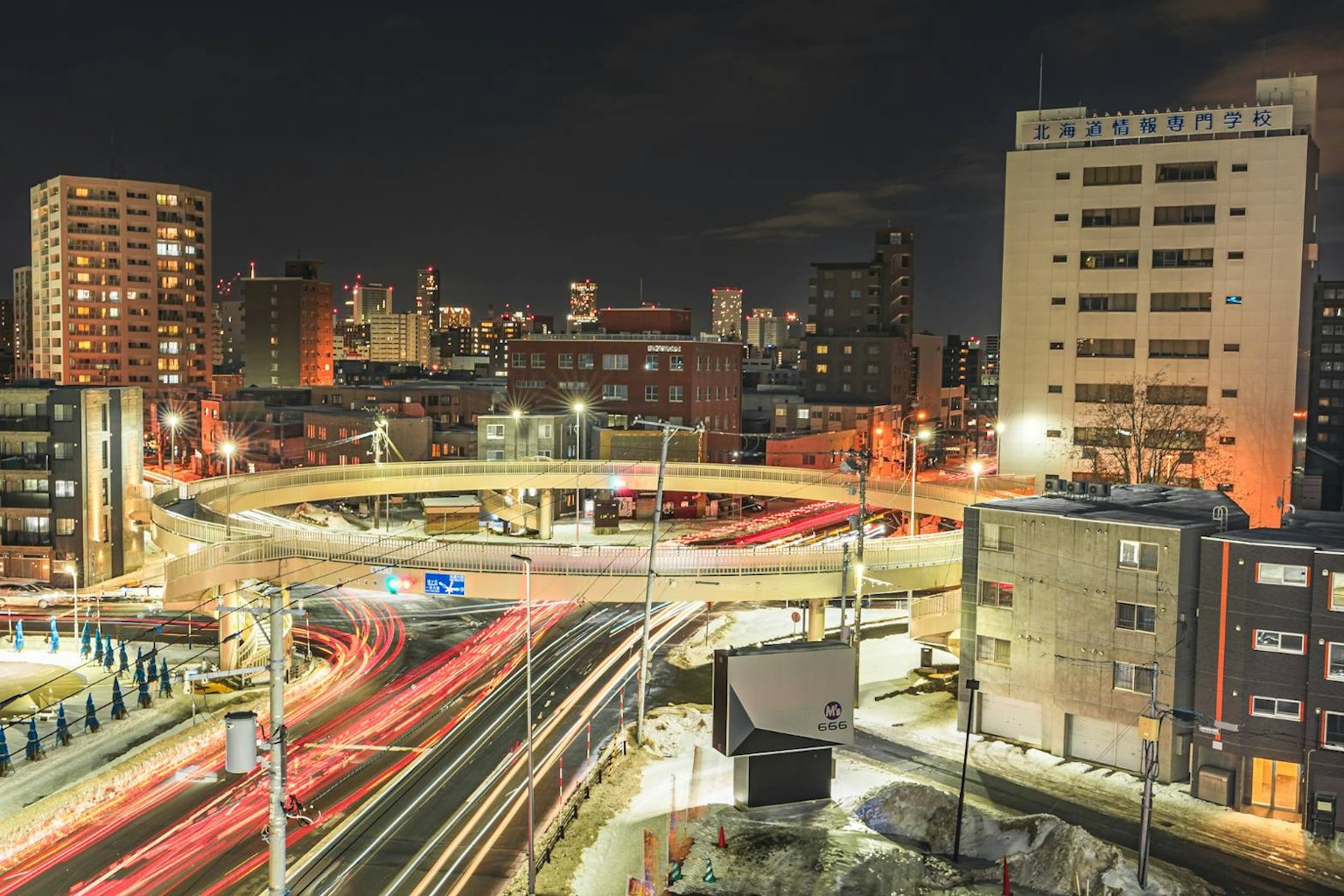夜景城市风光，照亮的建筑和流动交通的高速公路