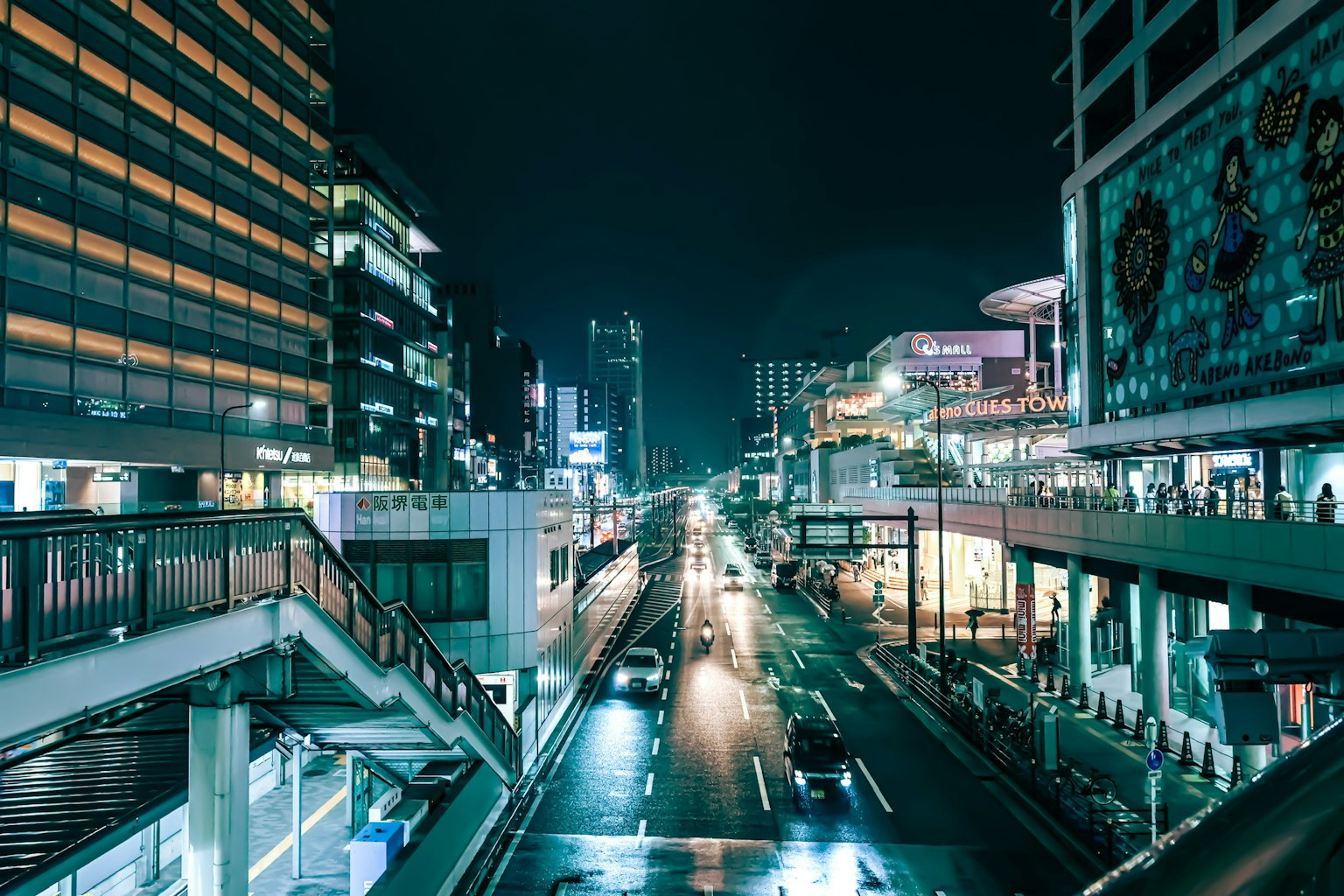 夜の都市風景 高層ビルと交通の様子 鮮やかなネオンの光