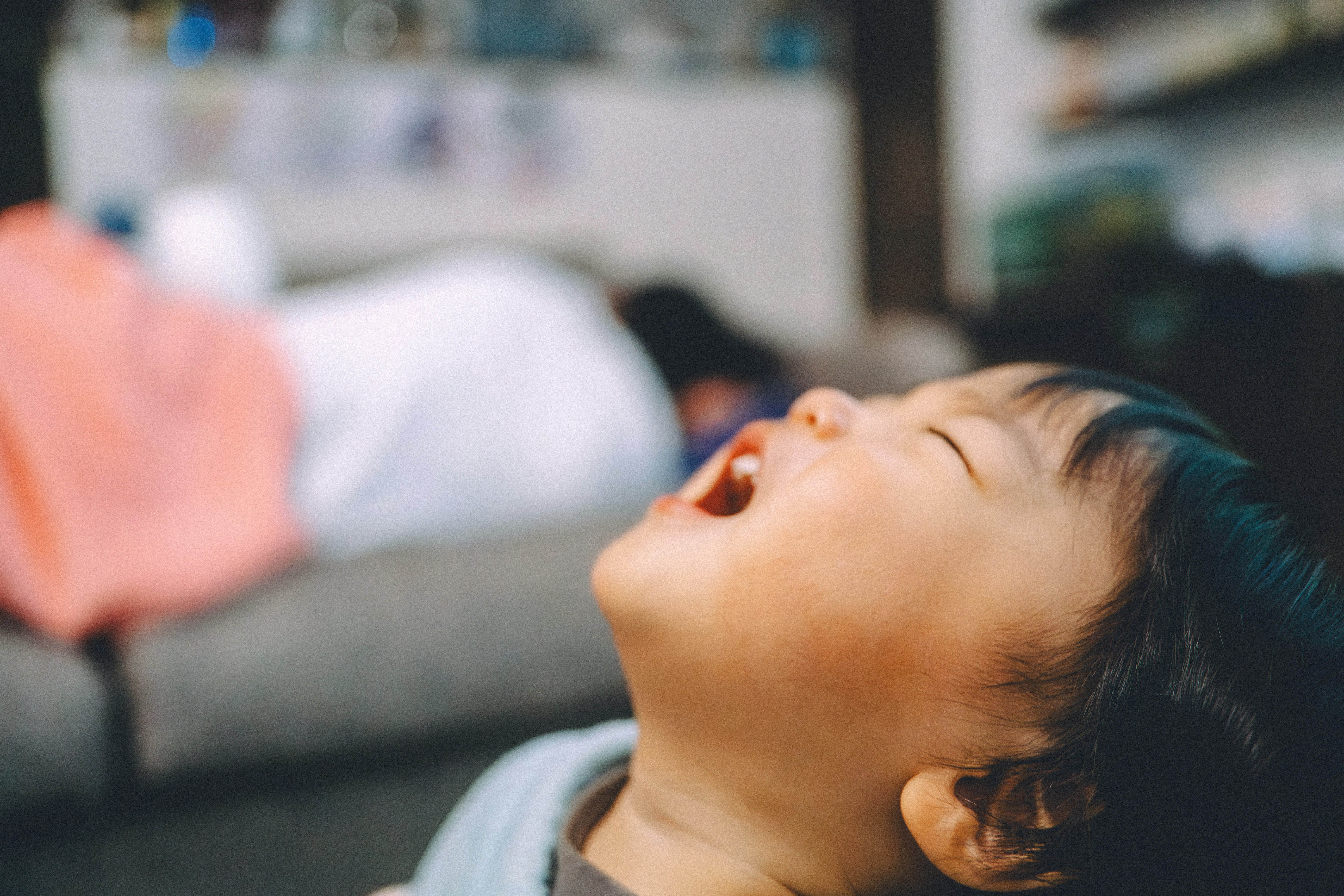ソファで眠る父と子の寝顔