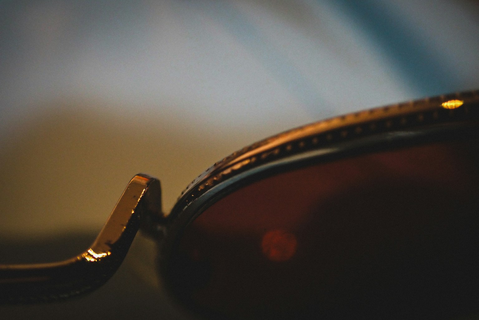Gros plan sur la monture de lunettes de soleil avec des verres marron et une texture métallique
