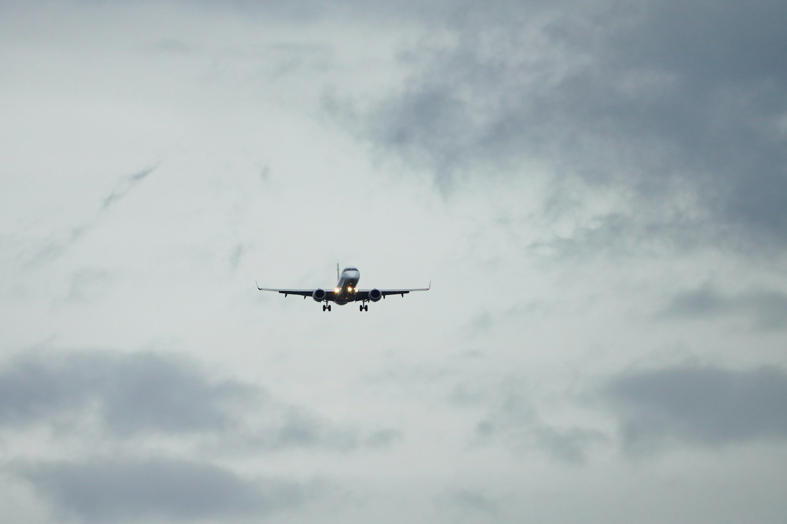 Silhouette d'un avion de passagers volant à travers des nuages