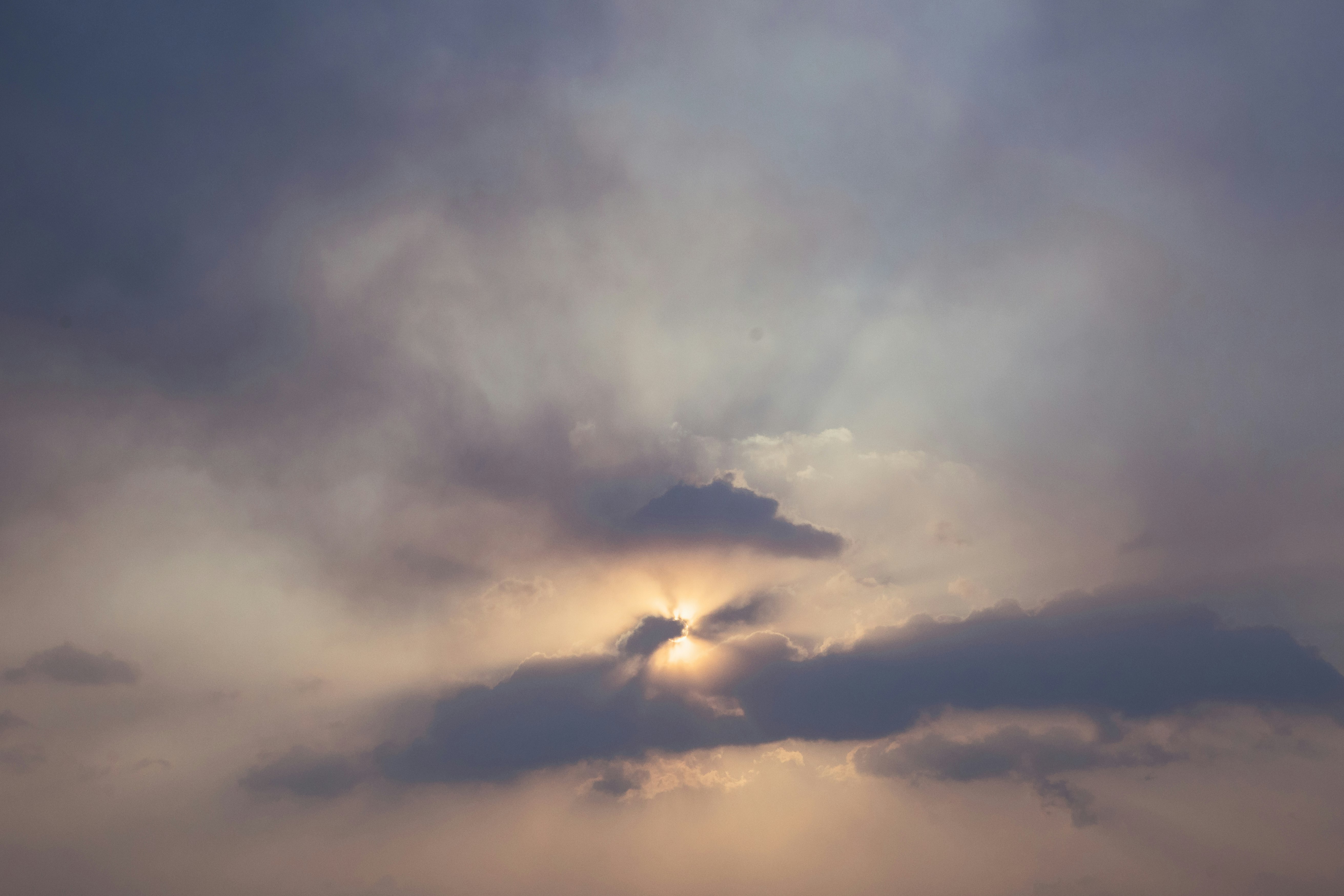 夕暮れの雲間から差し込む光