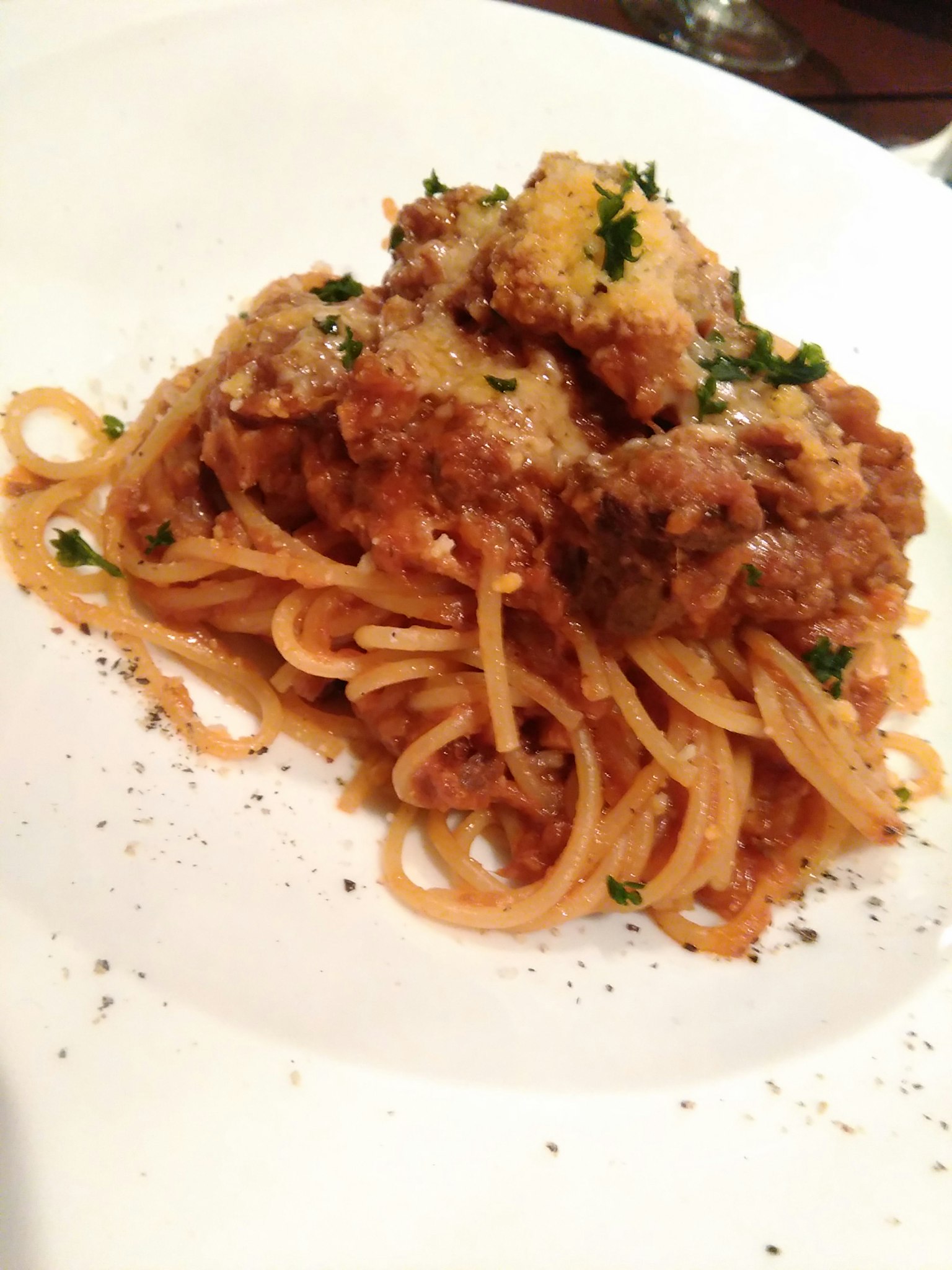 Assiette de spaghetti garnie de sauce à la viande fromage parmesan et persil