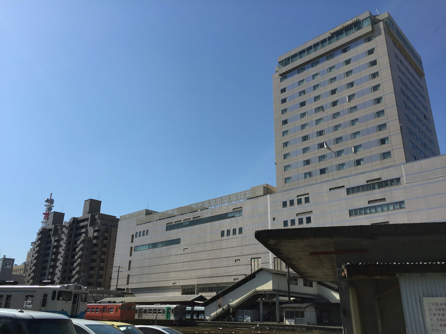 城市風景，藍天白雲下的高樓大廈