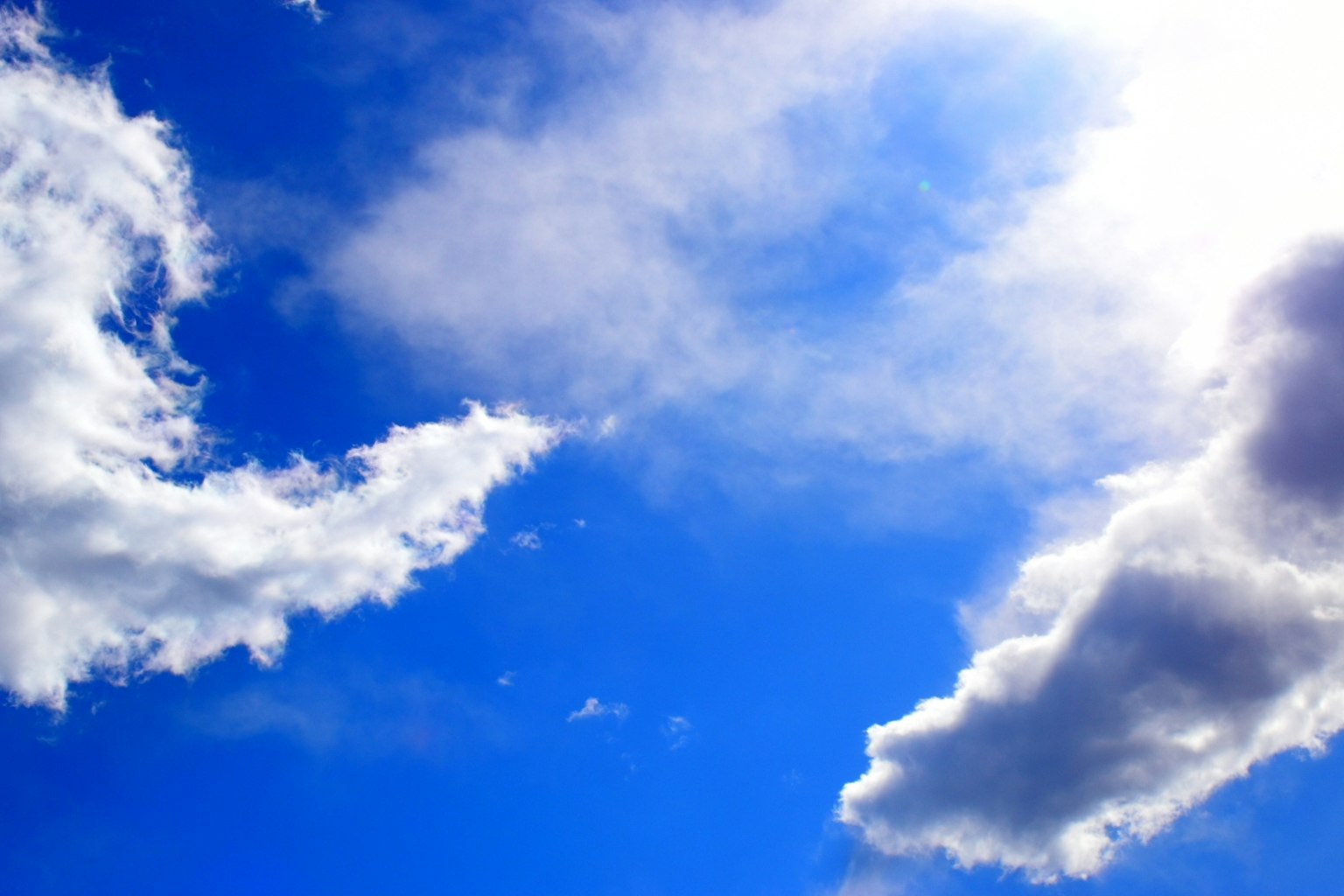 Un paesaggio di nuvole bianche che galleggiano in un cielo blu