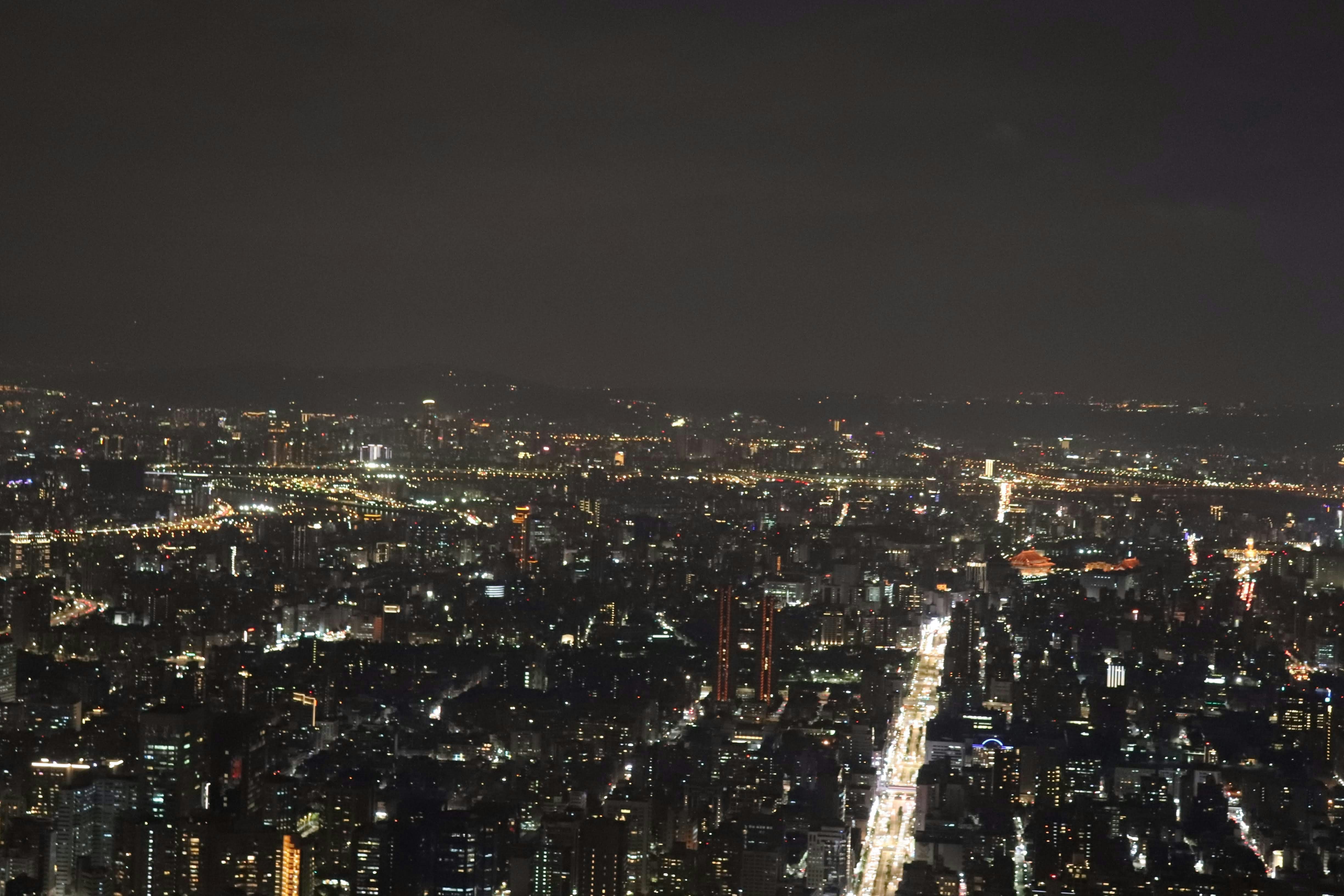 夜晚大城市天際線與發光街道