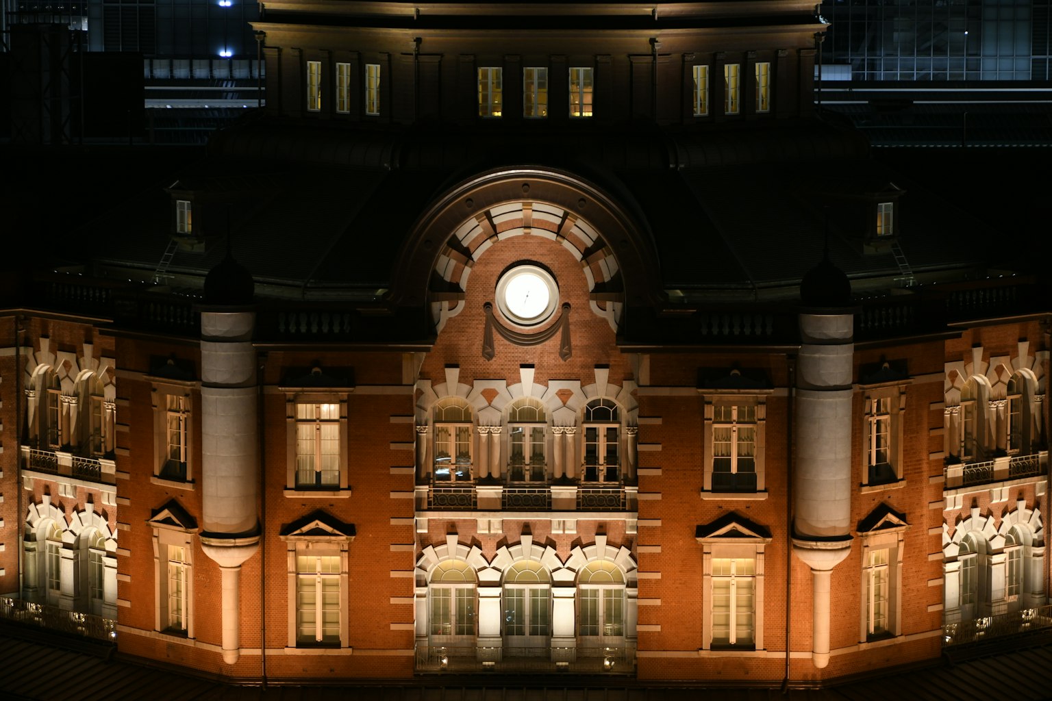 東京車站夜景 紅磚和白色柱子