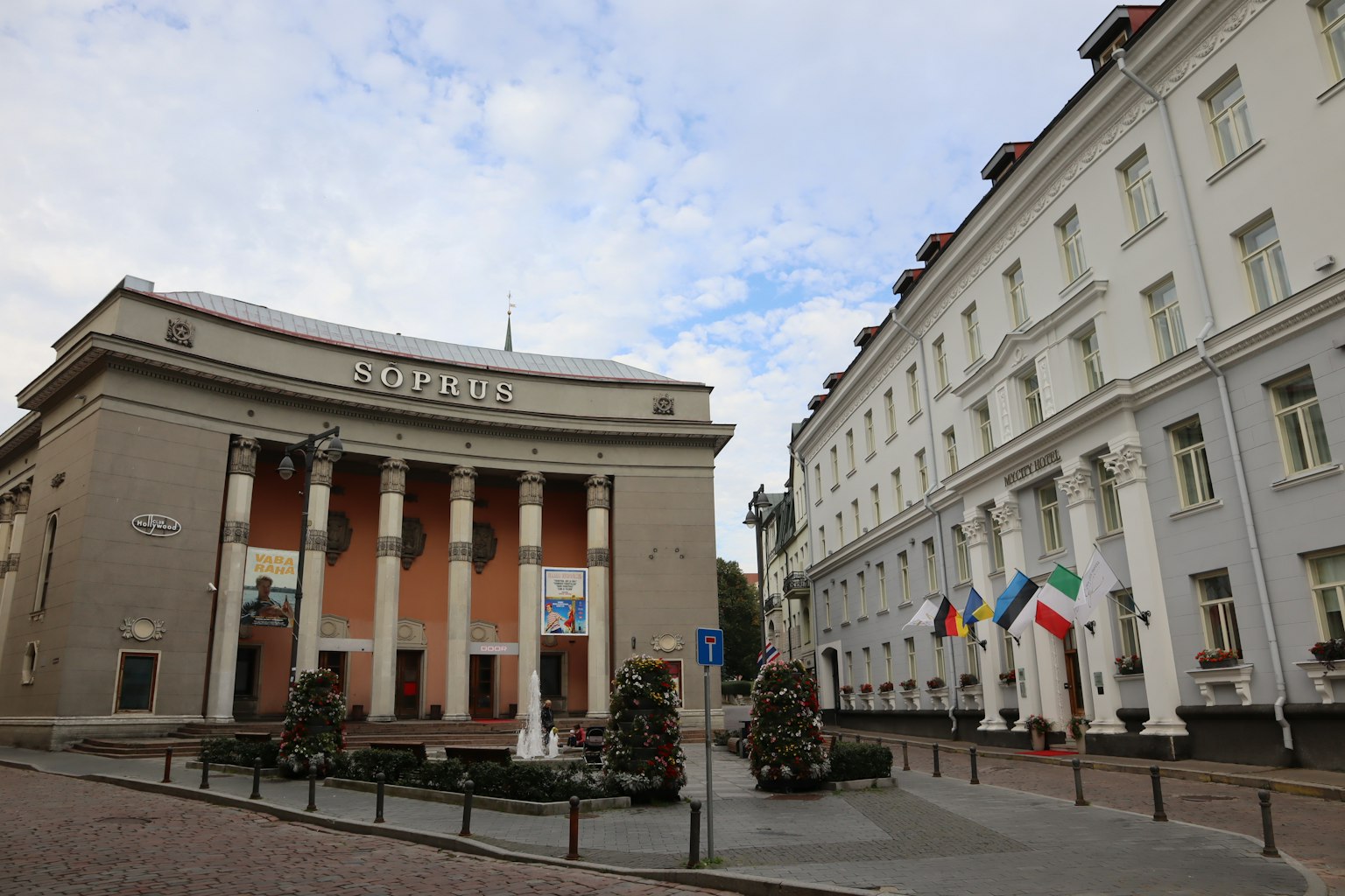 Vista di una piazza con edifici e bandiere di diversi paesi