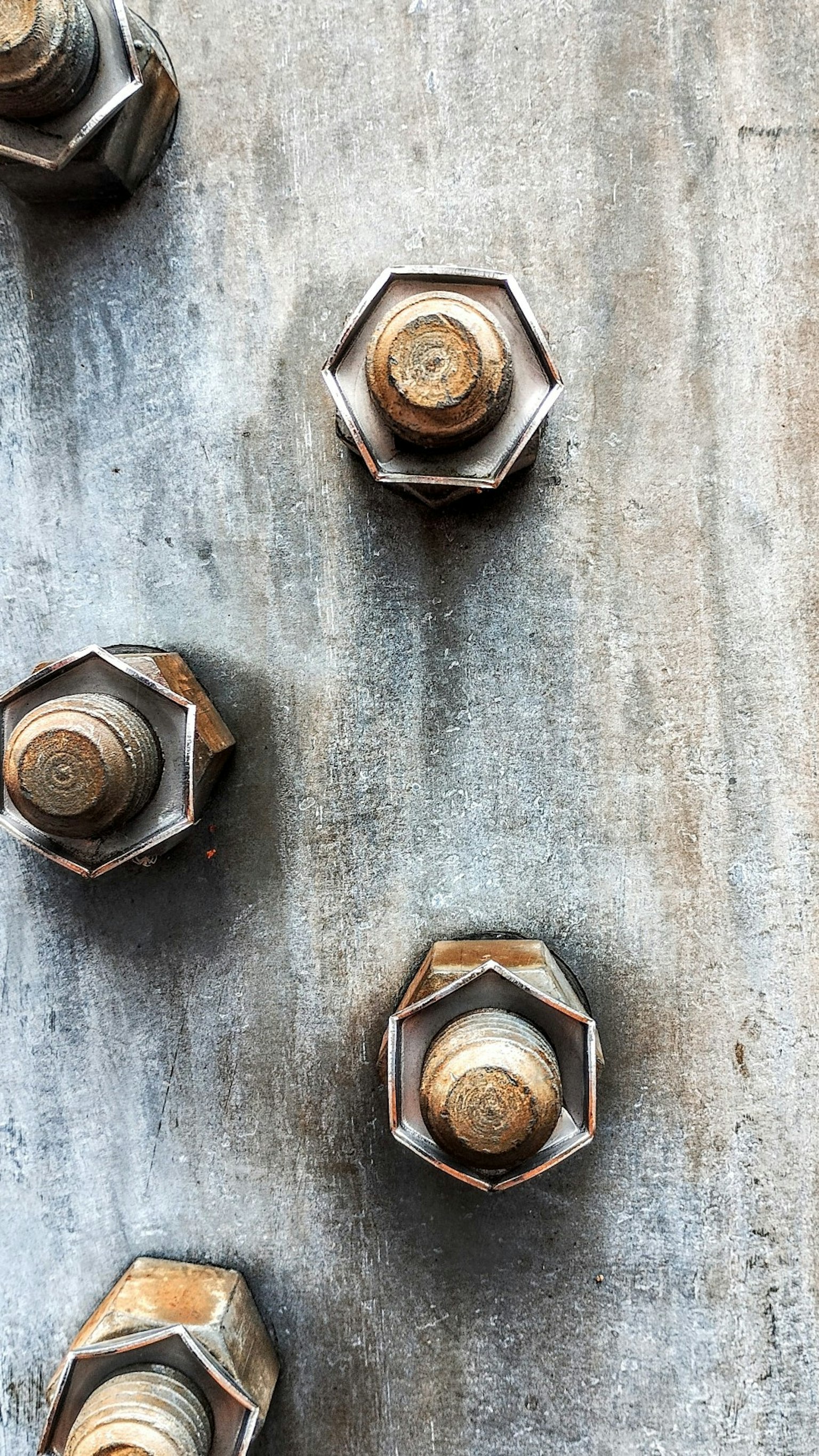 Immagine di bulloni metallici fissati a una superficie di legno