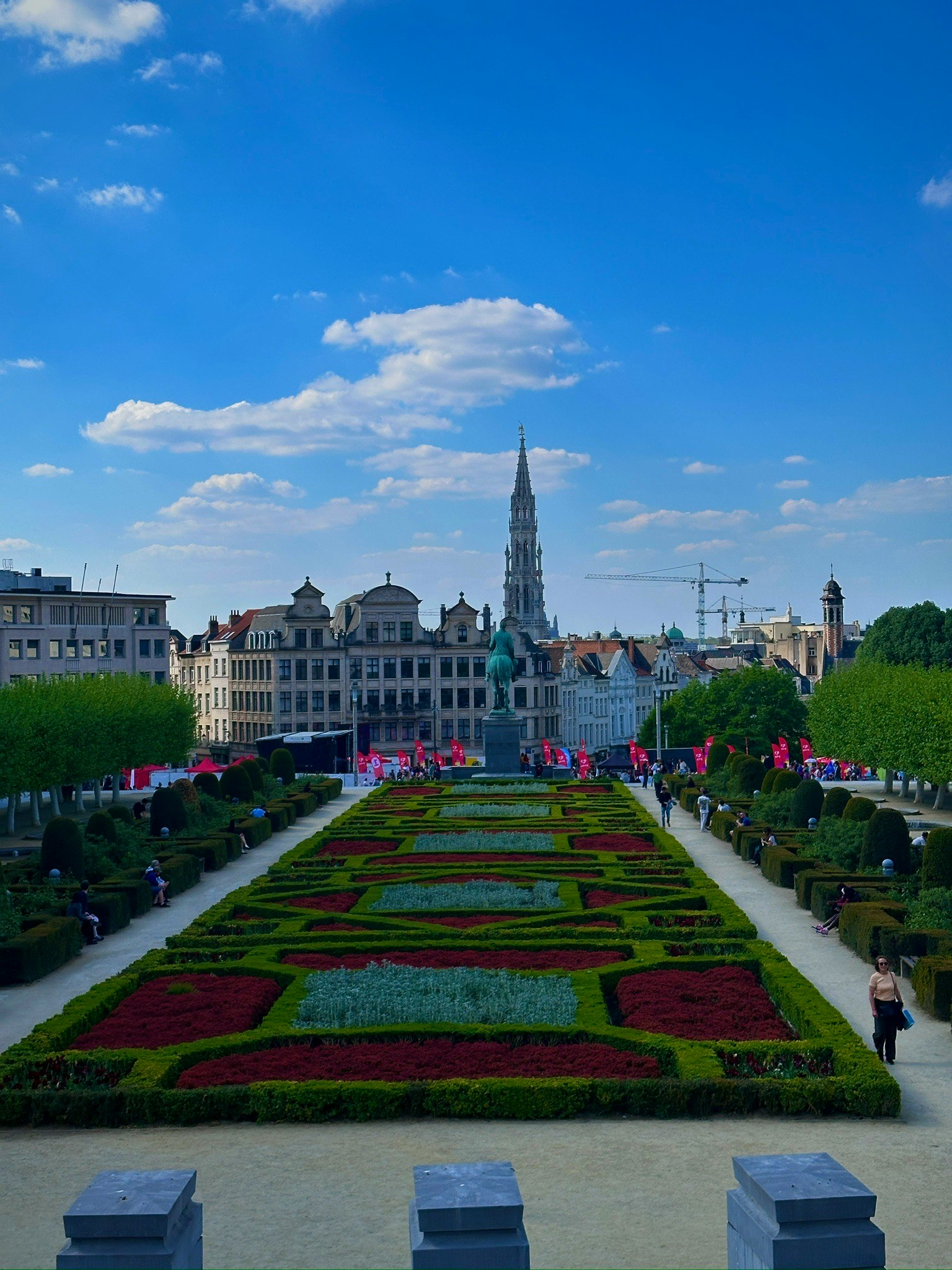 Bỉ, Bruges: bồn hoa vườn được cắt tỉa gọn gàng và đường chân trời tháp nhà thờ
