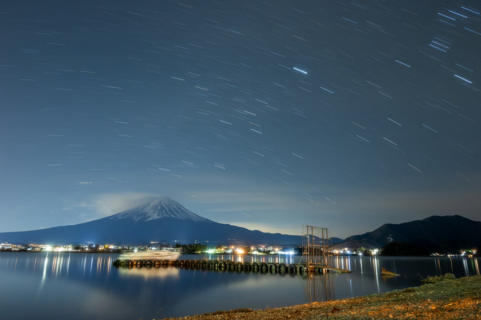 富士山与夜空星轨的美丽景观