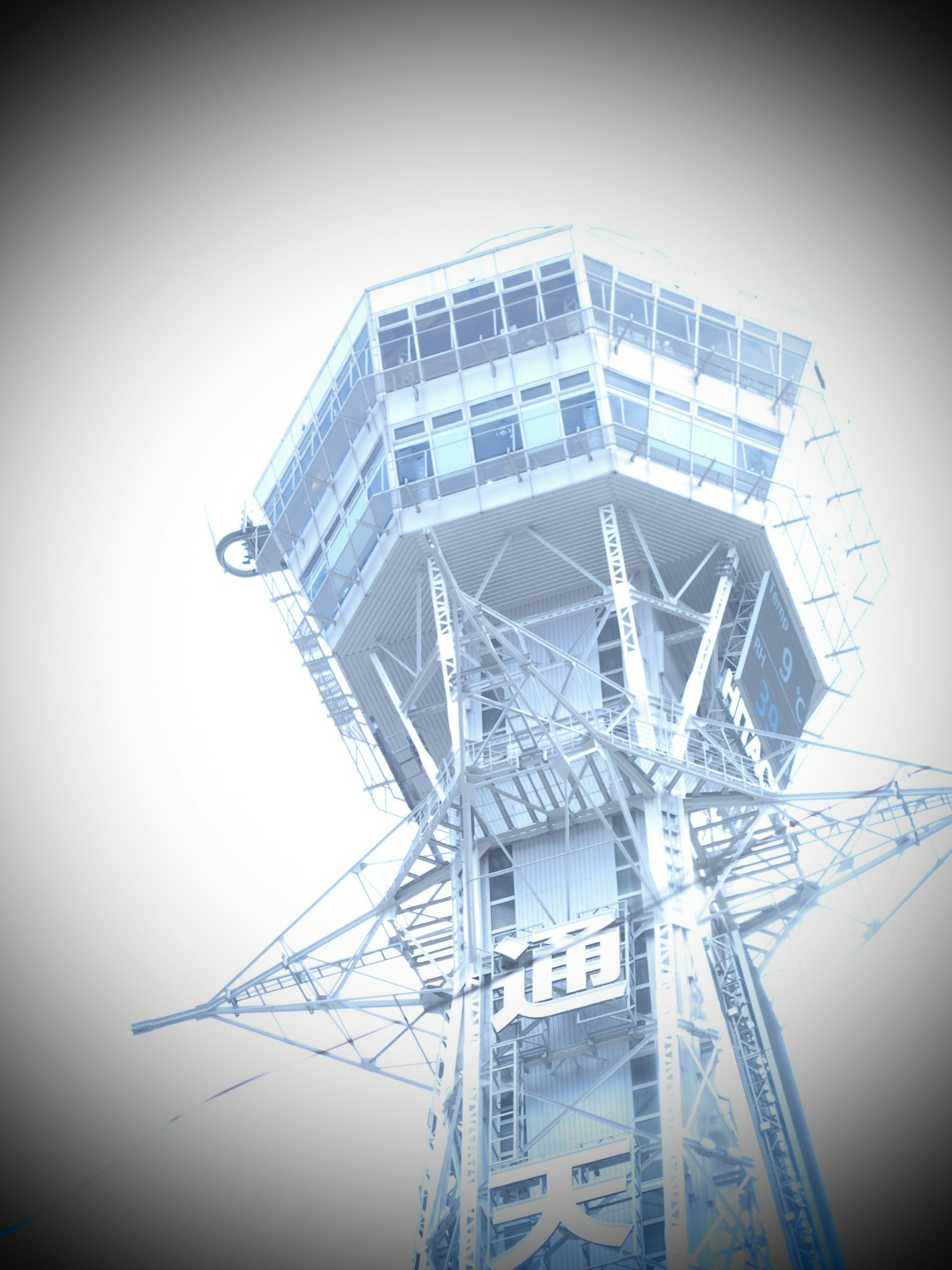 Struktur menara dengan nuansa biru muda dan ruang pengamatan di atas