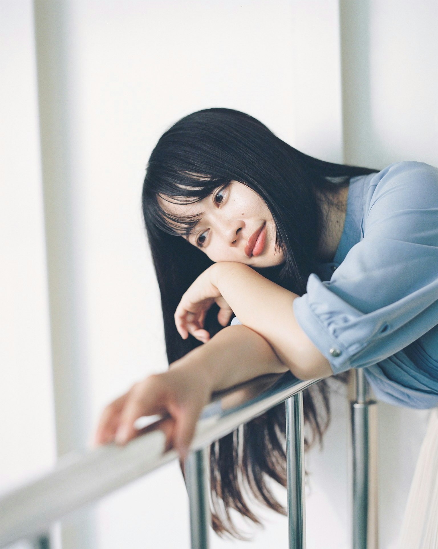 靠在窗边扶手上的女性肖像