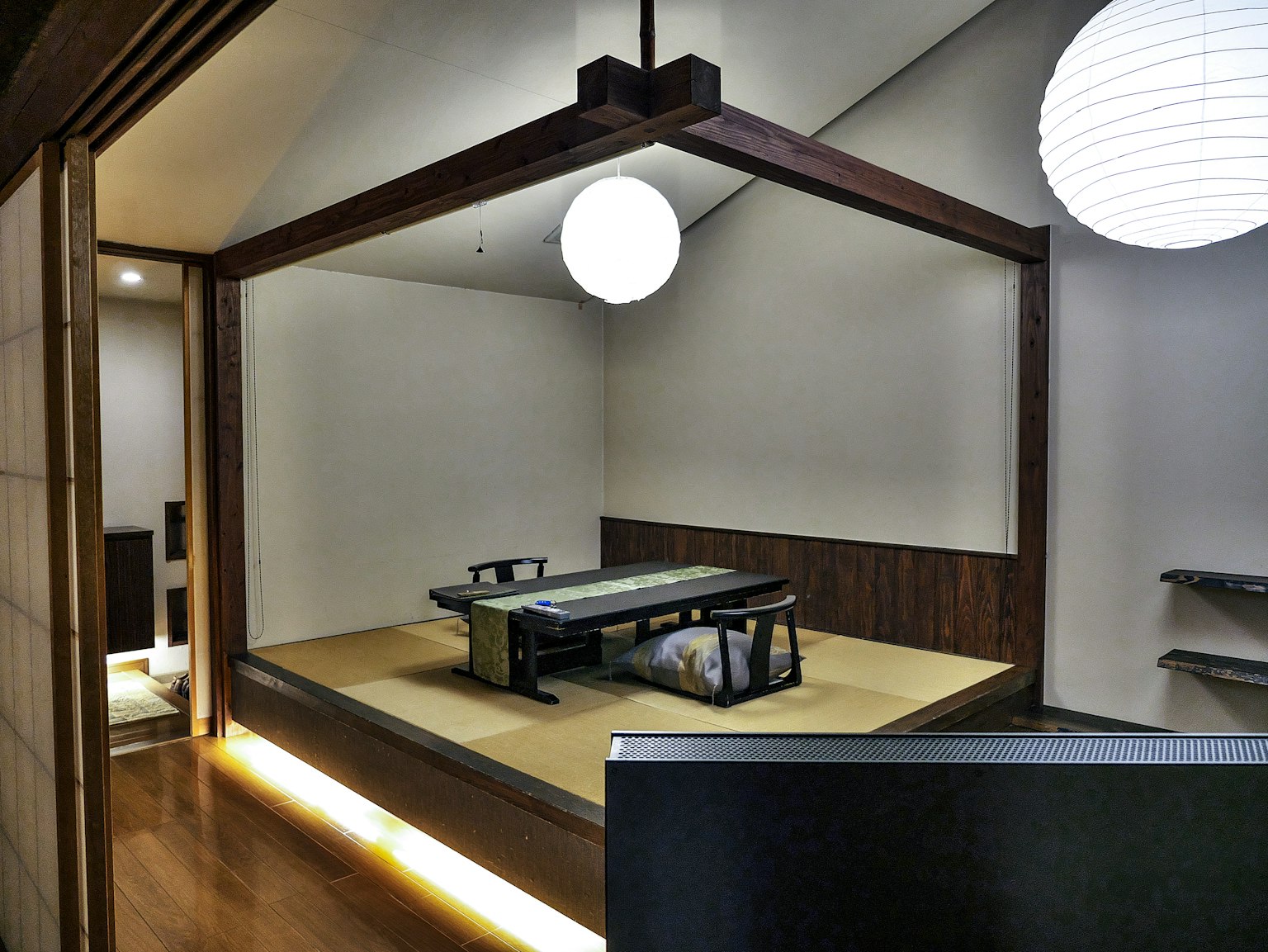 Simple design of a Japanese room featuring bright lighting and wooden accents