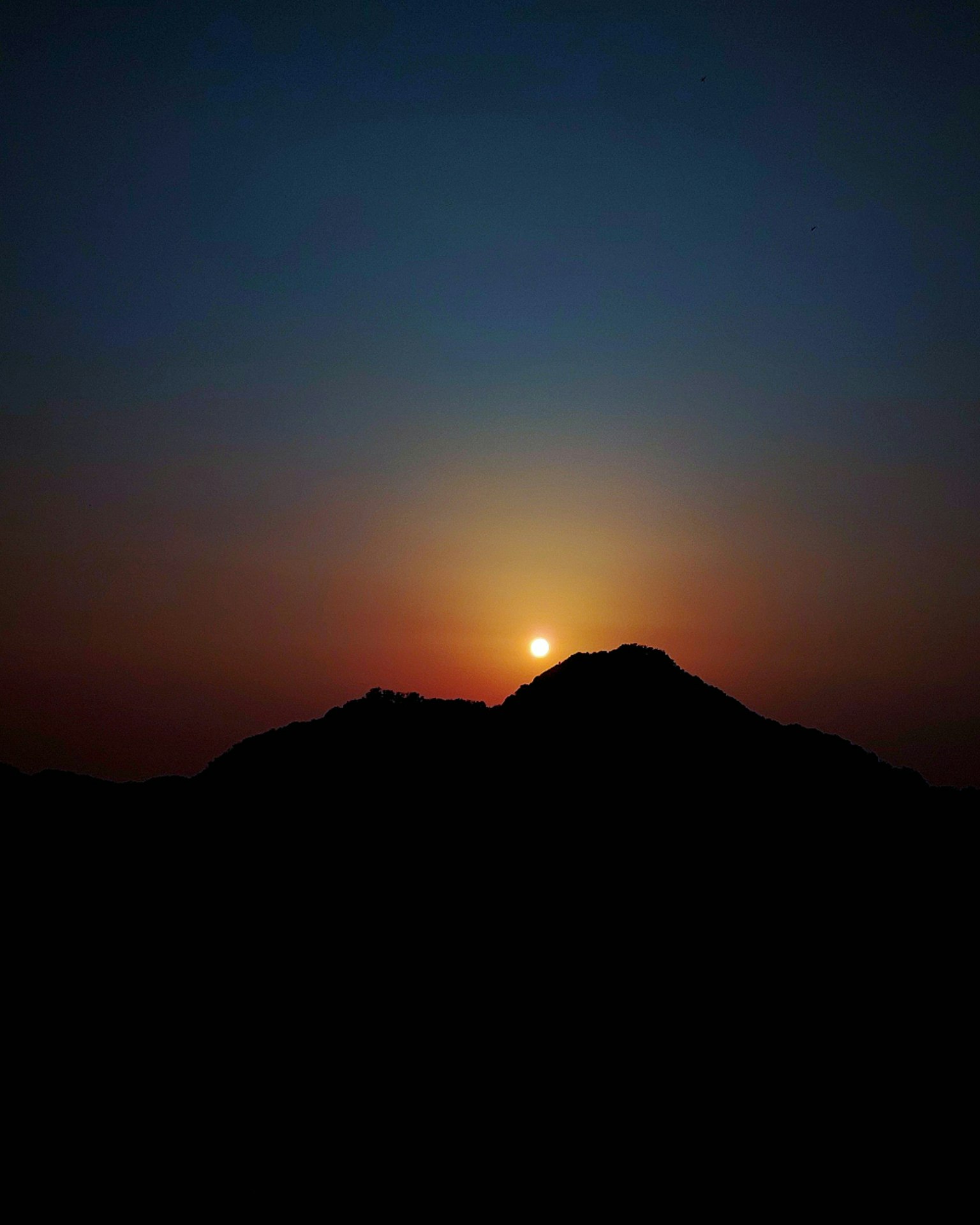 美丽的风景，夕阳在山后落下