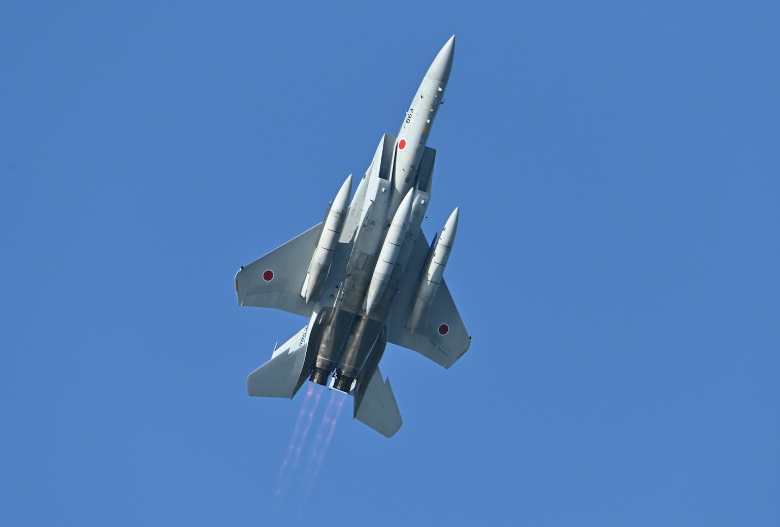 Kampfjet, der in den blauen Himmel steigt