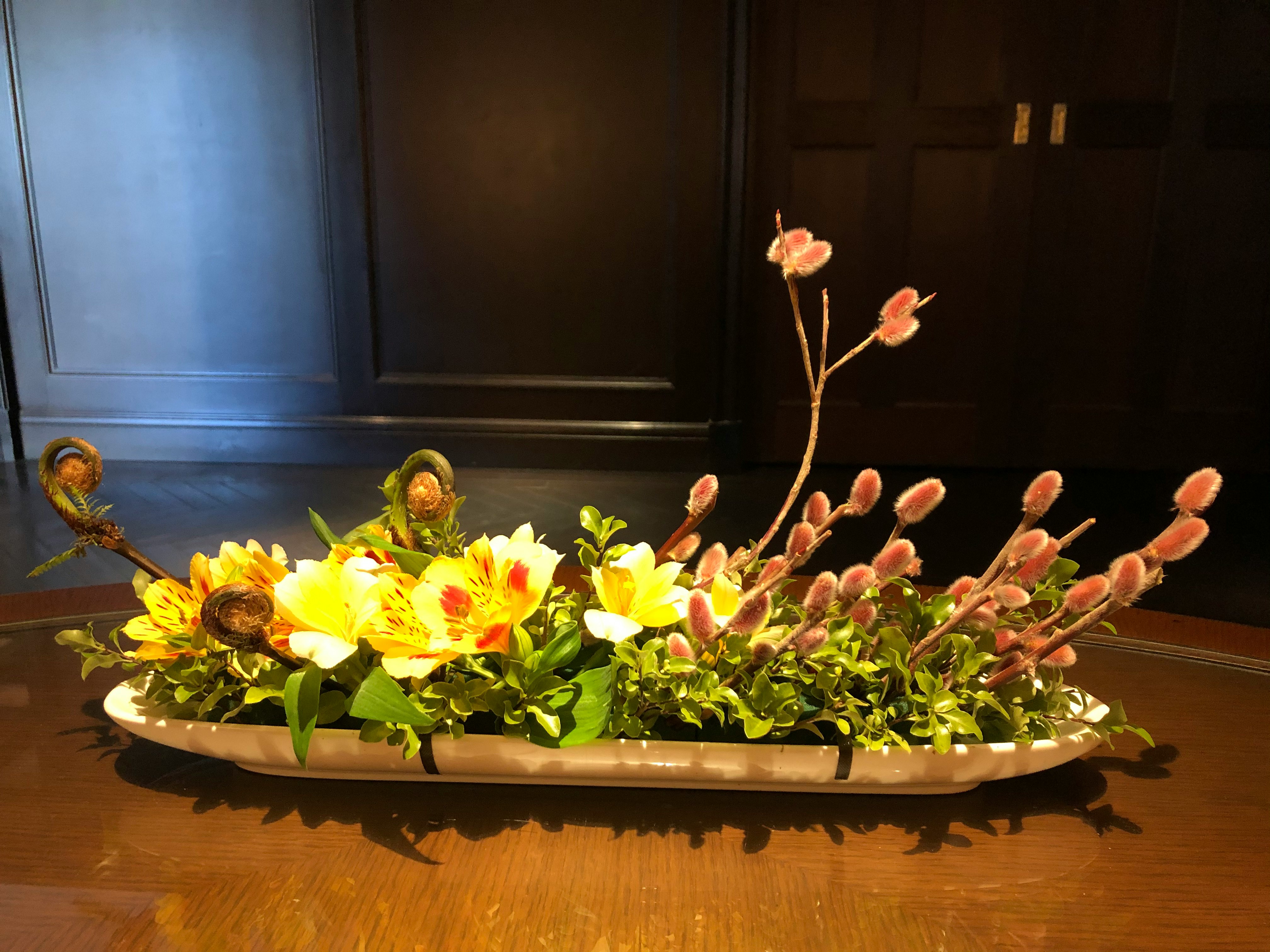 室内桌面上的花卉花束与花蕾摆设