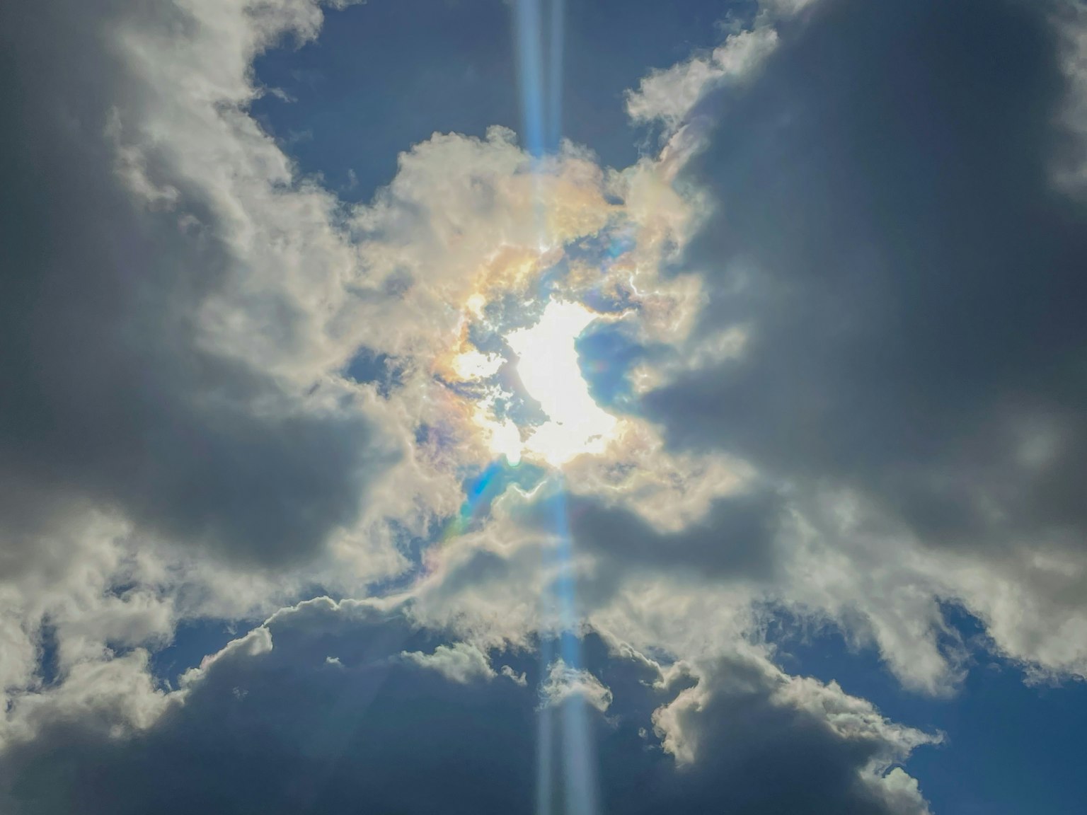 Una vista bella di nuvole in un cielo blu con la luce del sole che splende attraverso